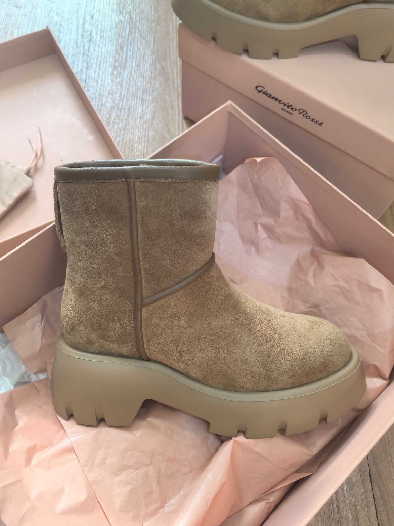 NO:559502,Gianvito Rossi, an Italian high-end luxury brand snow boots, made of mercerized cow suede leather, lining Australian custom-made wool, foot pads made of Australian custom-made wool, outsole, exclusive private model IP foam, ultra-light environmentally friendly sole, code number 35/40, snow boots, boots19860909Gianvito Rossi意大利高奢品牌雪地靴出 面料丝光牛反绒皮 内里澳洲定制羊毛 垫脚澳洲定制羊毛 大底独家私模IP发泡超轻环保底 码数35/40,雪地靴,boots,Women's Shoes