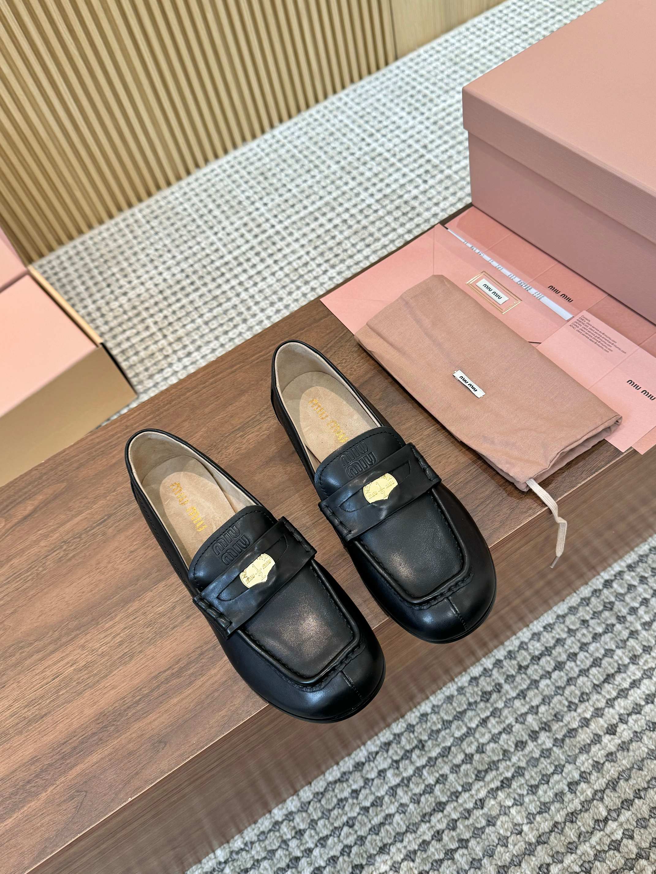 NO:240110,Miu's new version of loafers, fabric drink cowhide, inner lining, genuine leather outsole   injection molding, size 35/40, loafers, miumiu, loafers, cowhide, sheep, Leather soles19860909Miu家新版乐福鞋出 面料饮奶牛皮 内里羊京皮 大底真皮大底＋注塑 码数35/40,乐福鞋,miumiu,loafers,cowhide,sheep,Leather soles,Women's Shoes