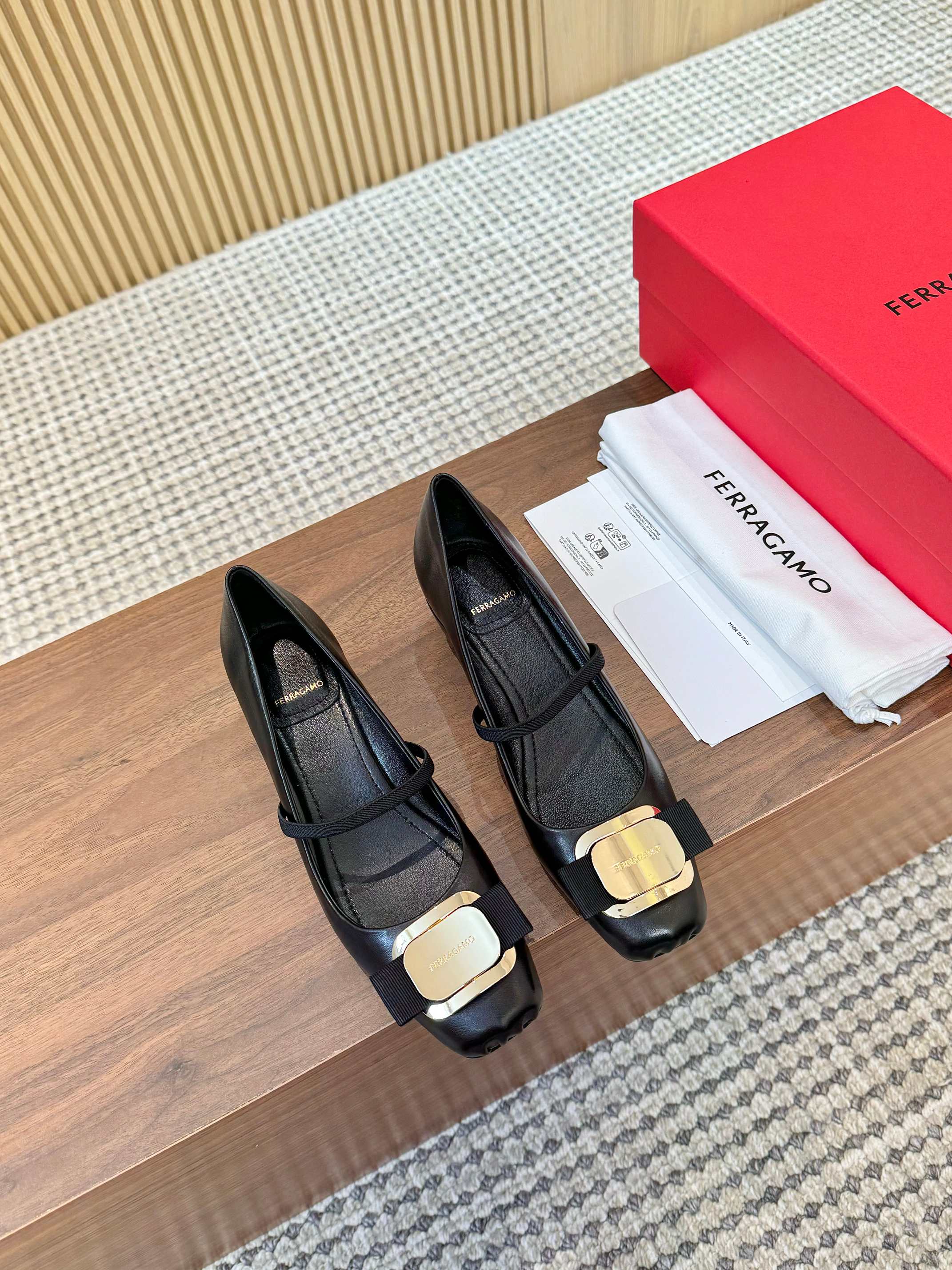 NO:385287,FERRAGAMO high heel version is shipped, and the fabric is customized mixed-bred sheepskin (customized leather material is super delicate) inner sheepskin, large sole molded open-molded sole, heel height 4cm, size 35-40, color black/silver, single shoes, ferragamo, sheepskin19860909FERRAGAMO高跟版出货了,出 面料定制混种羊皮（皮料定制小张幅羊皮超级细腻） 内里羊皮 大底成型开模大底 跟高4cm 码数35-40 颜色黑色/银色,单鞋,ferragamo,sheepskin,Women's Shoes