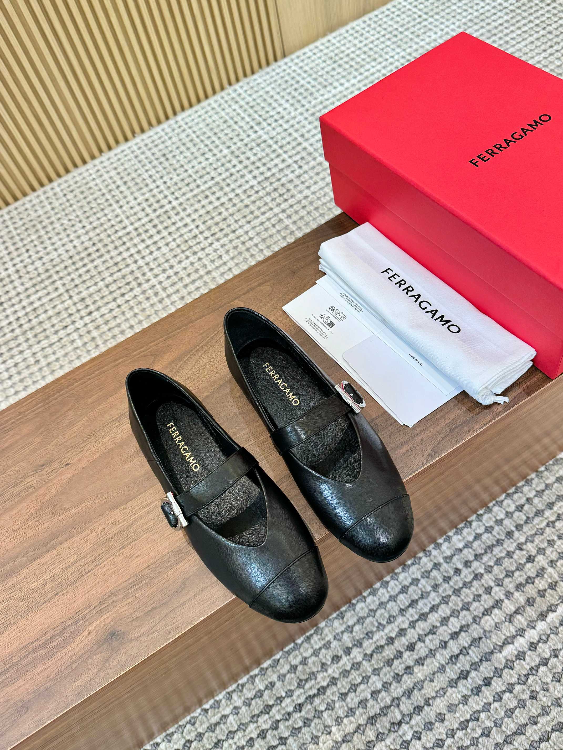NO:385321,FERRAGAMO flat bottom version is shipped, and the fabric is customized mixed-bred sheepskin (customized leather and small-skin sheepskin is super delicate) inner sheepskin, large sole molded open molded sole, heel height (within 1.5cm increase) Size 35-40 Color black/silver, single shoes, ferragamo, sheepskin19860909FERRAGAMO平底版出货了,出 面料定制混种羊皮（皮料定制小张幅羊皮超级细腻） 内里羊皮 大底成型开模大底 跟高（有1.5cm内增高） 码数35-40 颜色黑色/银色,单鞋,ferragamo,sheepskin,Women's Shoes
