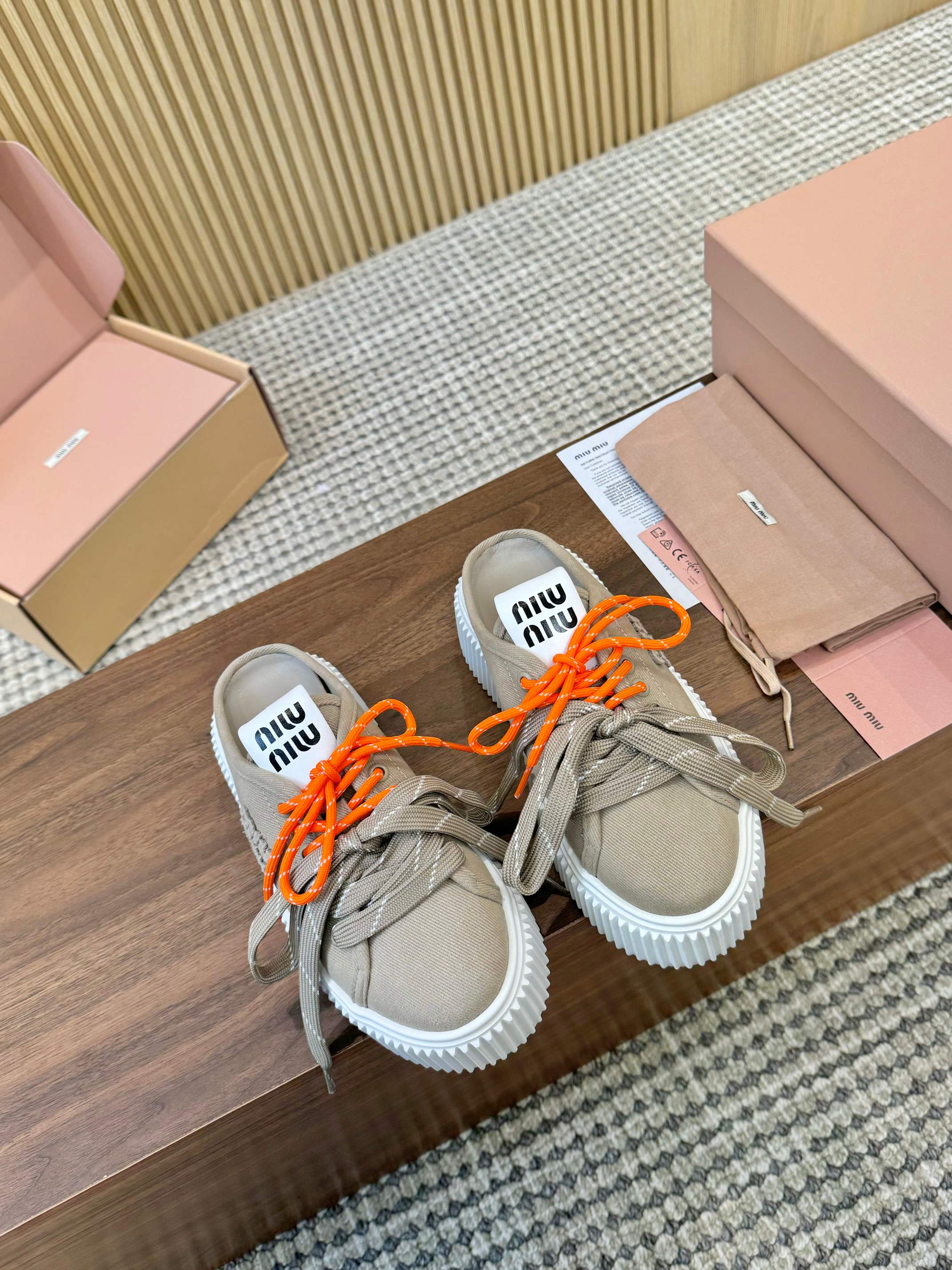 NO:424270,MIU home canvas shoes imported fabric encrypted canvas inner imported fabric canvas Customized lambskin (non-market ultra-fiber footbed leather) Outsole IP foam ultra-light sole Size 35/40 Craft electric embroidery miu font pair secondary process completion, casual shoes/sports shoes semi-track, miumiu, sneakers, sheepskin19860909MIU家帆布鞋 面料进口加密帆布 内里进口面料帆布 垫脚定制小羊皮（非市场超纤垫脚皮） 大底IP发泡超轻底 码数35/40 工艺电绣miu字体对版二次工艺完成,休闲鞋/运动鞋半拖,miumiu,sneakers,sheepskin,Women's Shoes