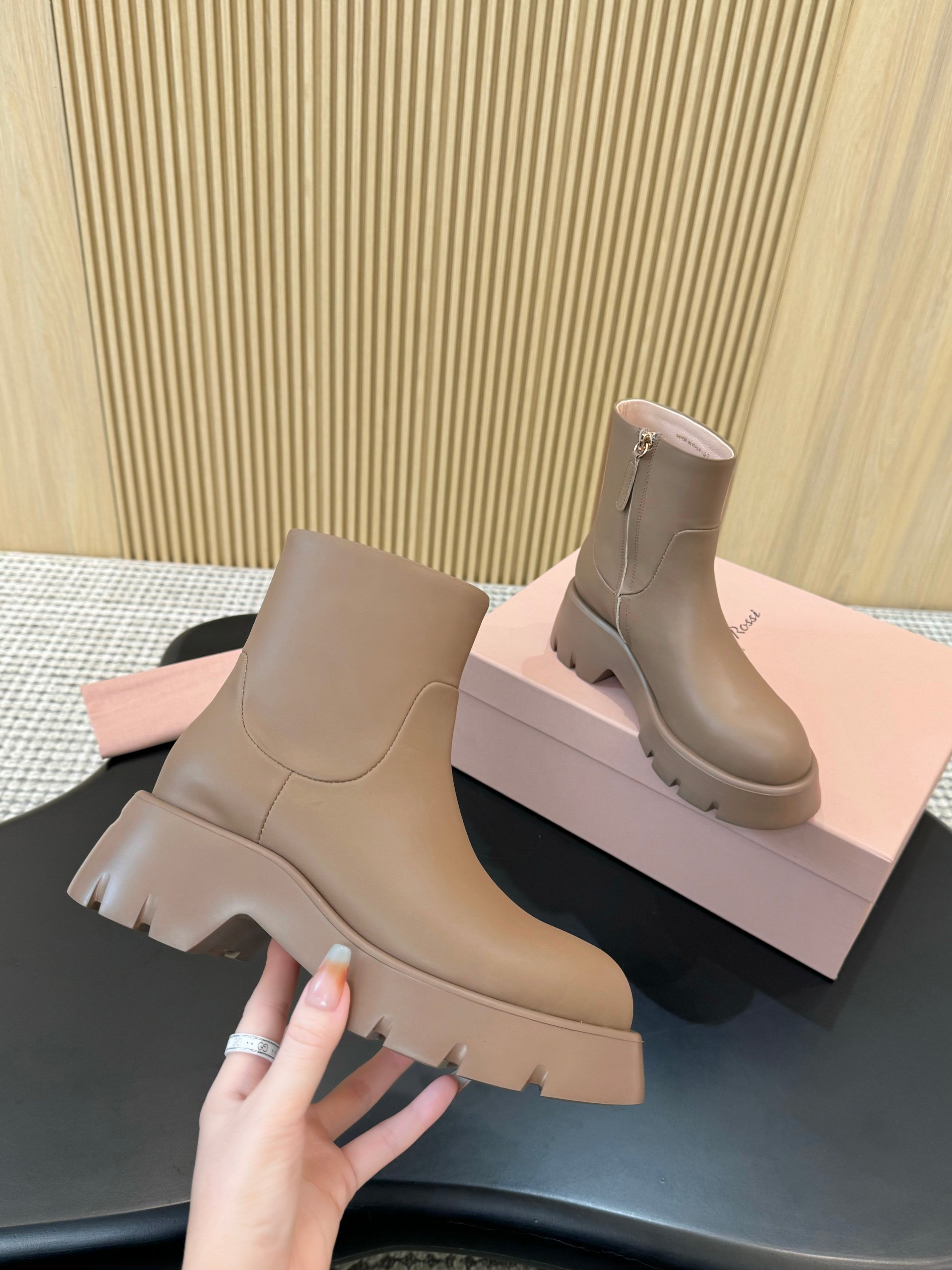 “Stylish Gianvito Rossi High-Heel Boots: Comfortable, Chic, and Perfect for Autumn and Winter” - 图片 3