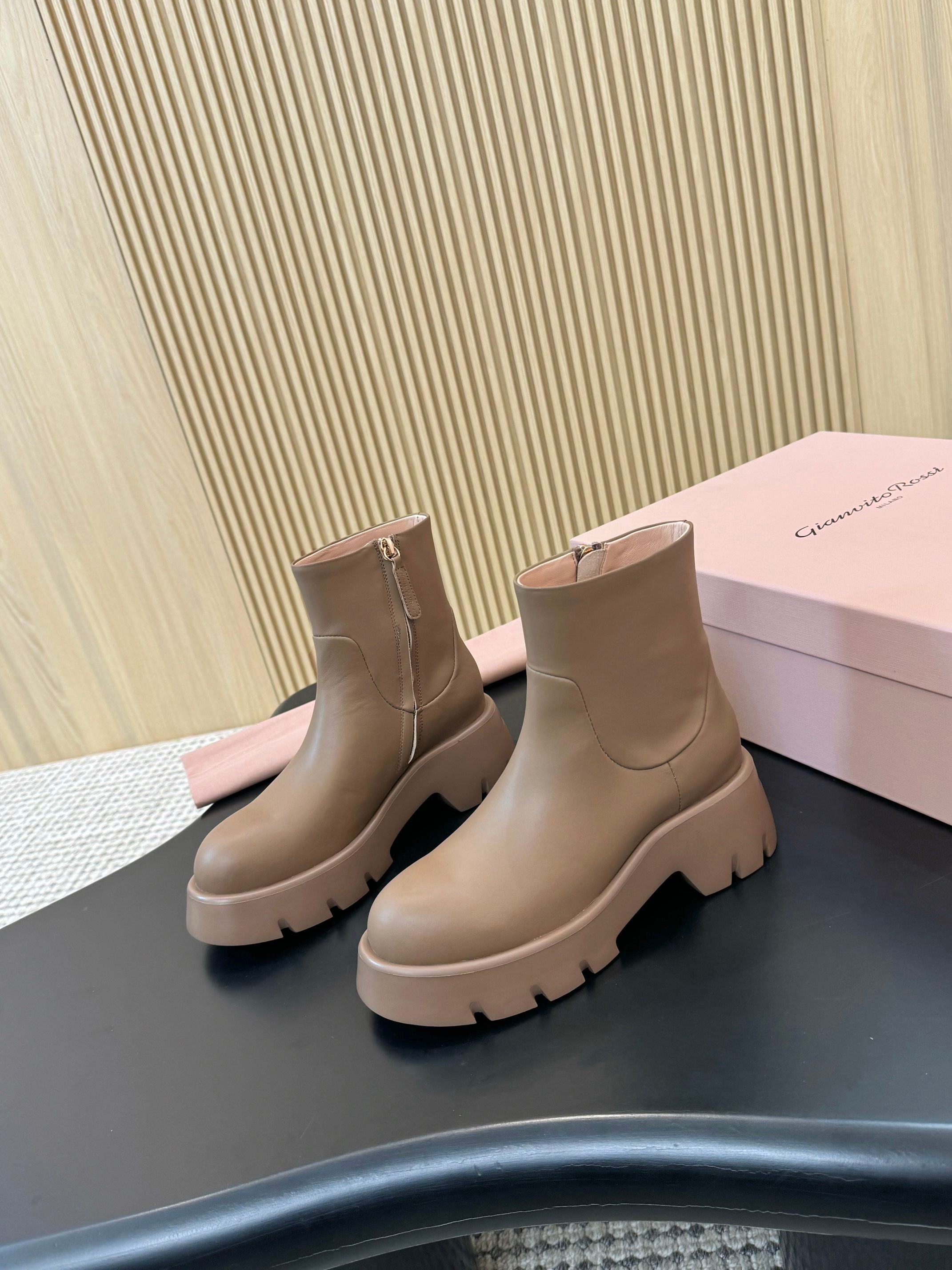 “Stylish Gianvito Rossi High-Heel Boots: Comfortable, Chic, and Perfect for Autumn and Winter”