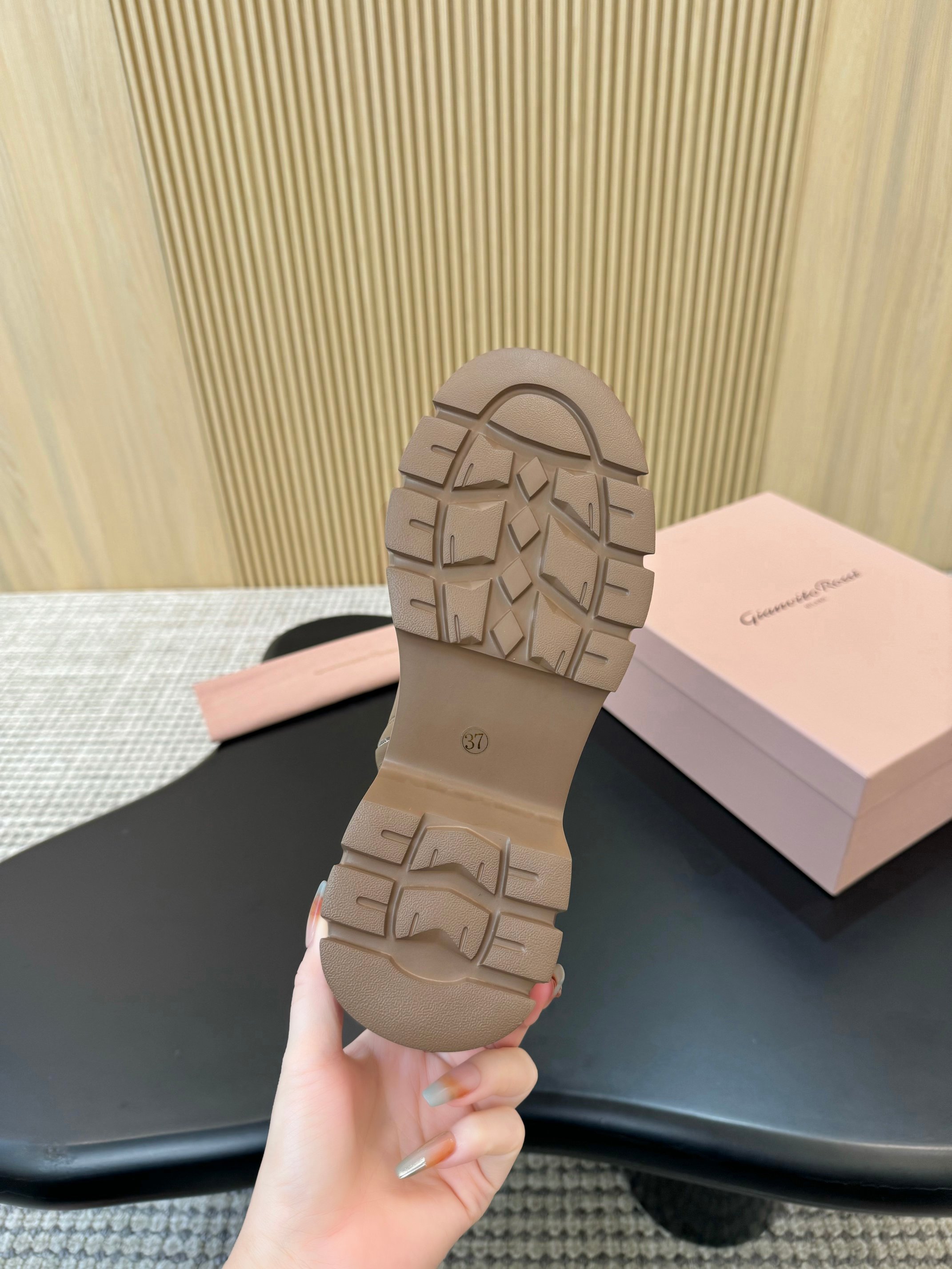 “Stylish Gianvito Rossi High-Heel Boots: Comfortable, Chic, and Perfect for Autumn and Winter” - 图片 7