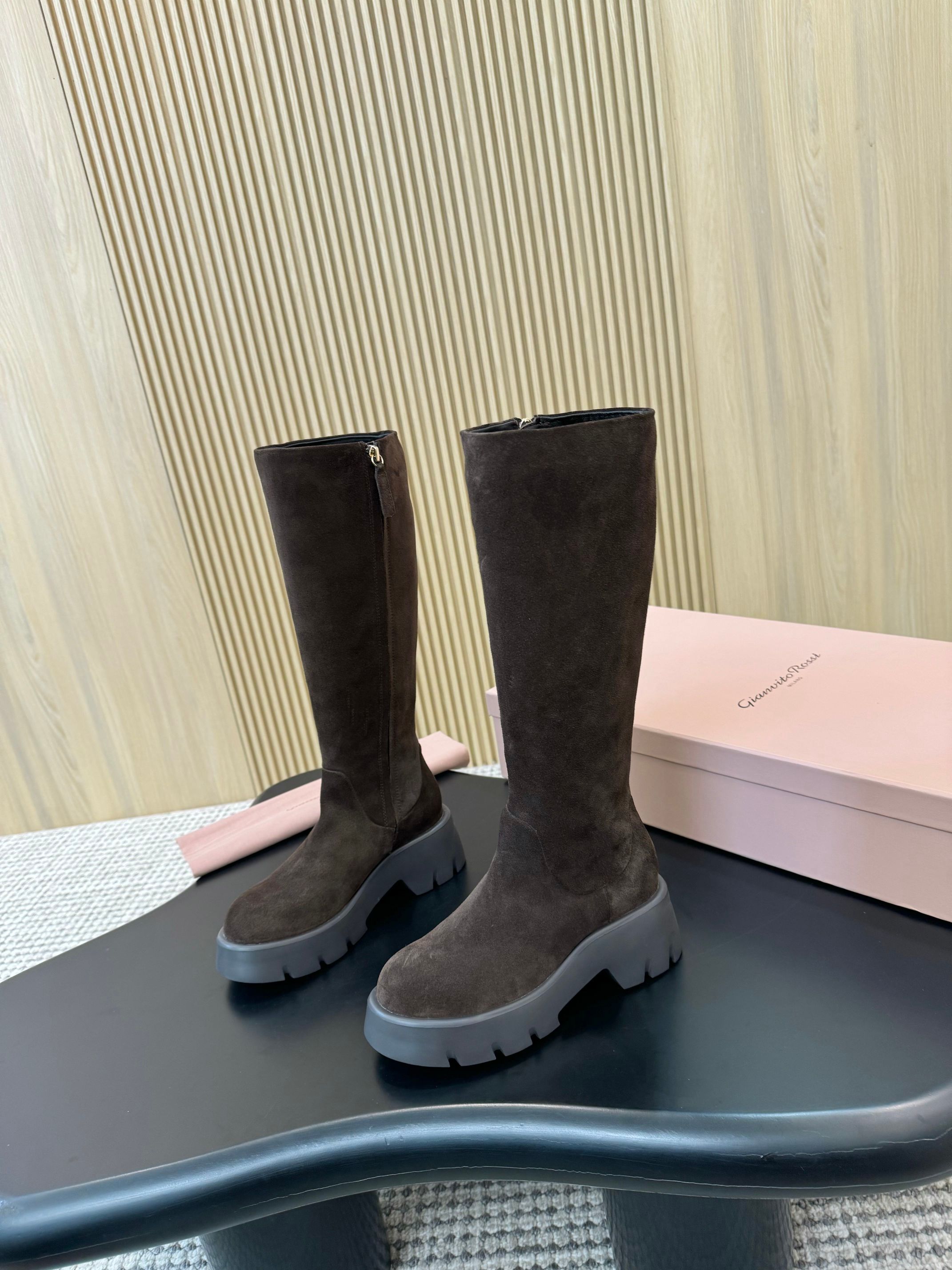 “Review of Gianvito Rossi’s 1056-Degree High-Heel Boots in Black Shiny Leather” - 图片 4