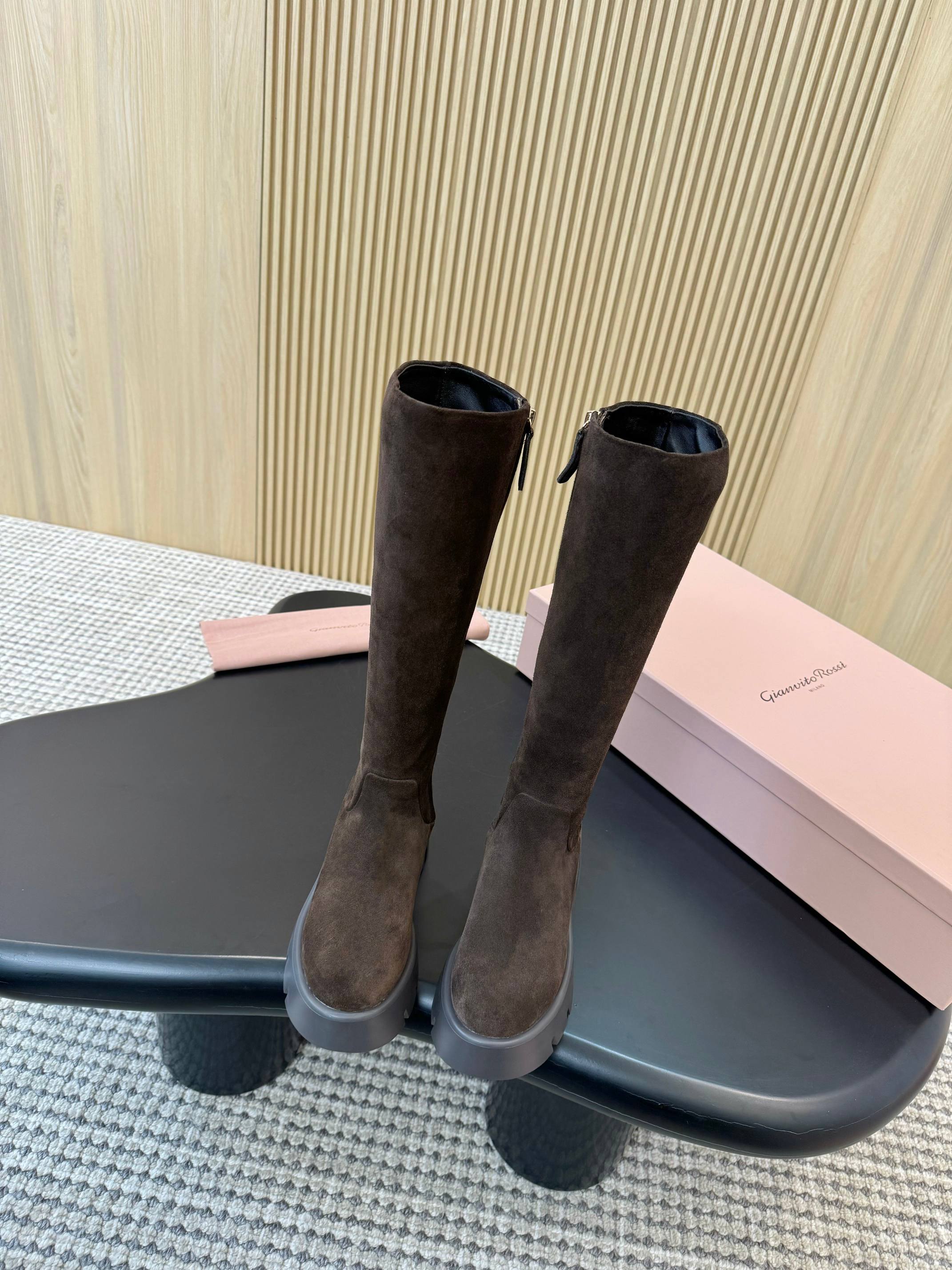 “Review of Gianvito Rossi’s 1056-Degree High-Heel Boots in Black Shiny Leather” - 图片 9