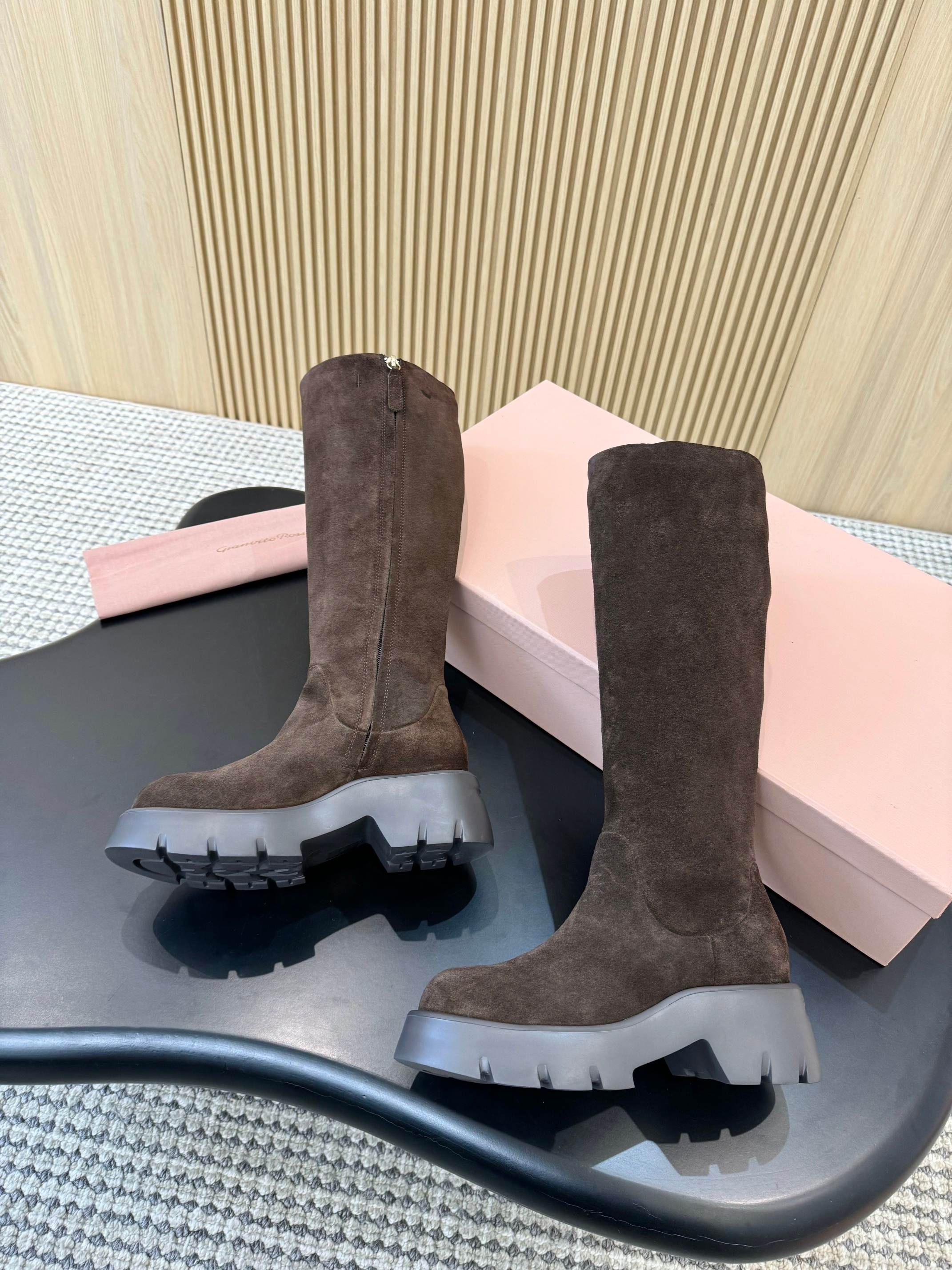 “Review of Gianvito Rossi’s 1056-Degree High-Heel Boots in Black Shiny Leather” - 图片 2