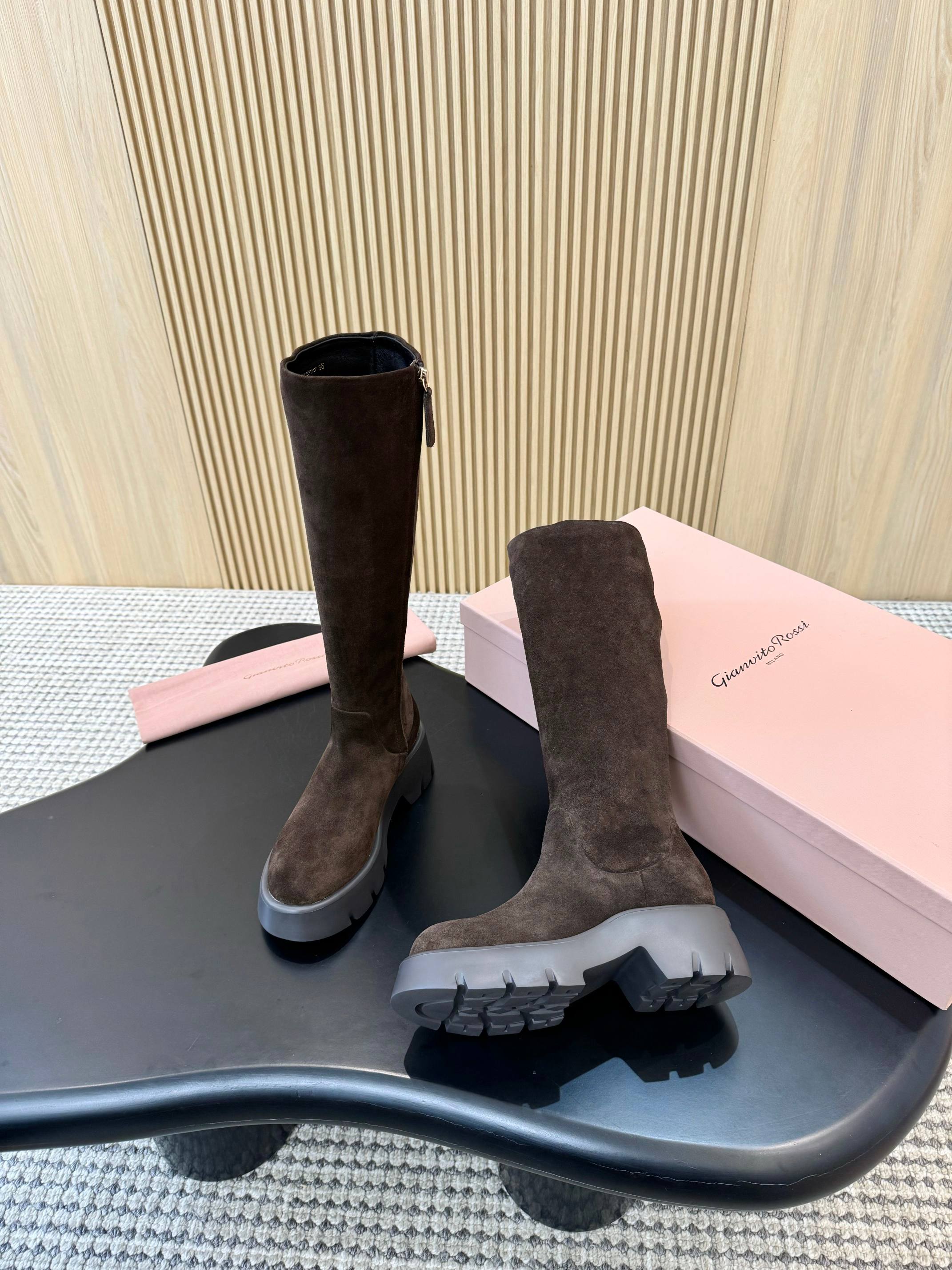 “Review of Gianvito Rossi’s 1056-Degree High-Heel Boots in Black Shiny Leather” - 图片 3