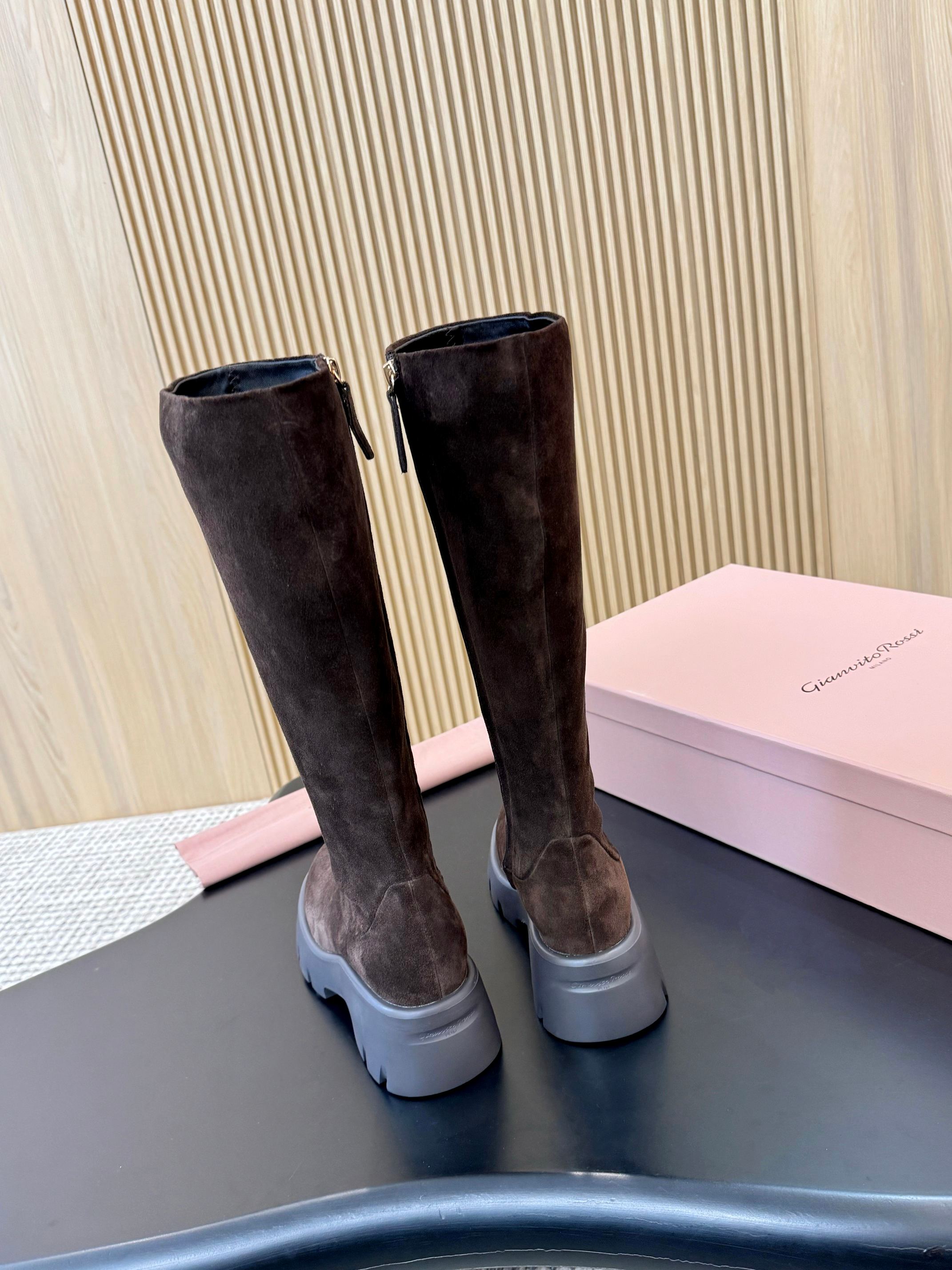 “Review of Gianvito Rossi’s 1056-Degree High-Heel Boots in Black Shiny Leather” - 图片 8
