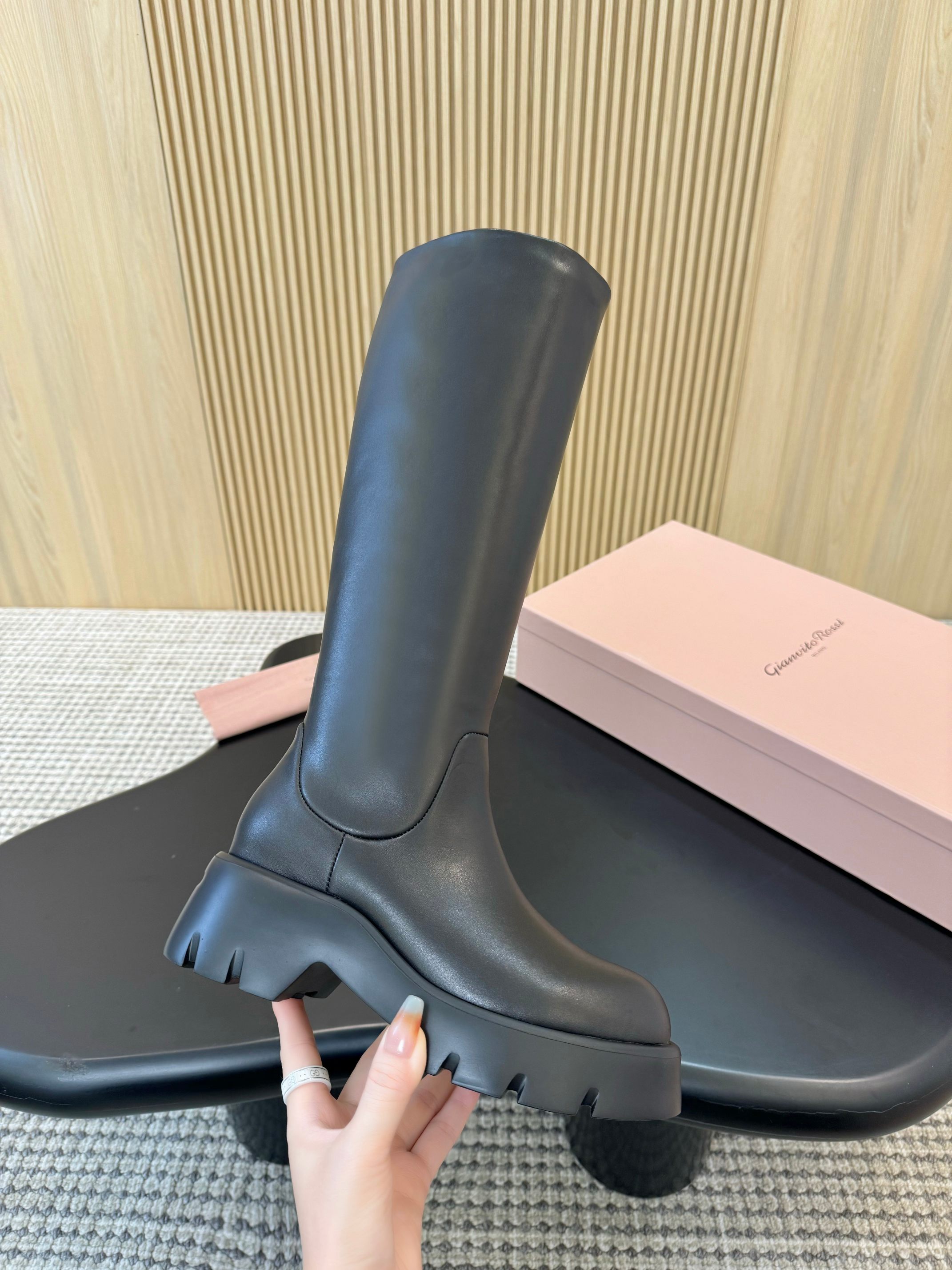 NO:536292,GR high boots calfskin fabric calfskin/beef reverse velvet inner sheepskin large sole private model IP foam light bottom Size 35/40, boots, boots, cowhide, sheepskin19860909GR高筒靴小牛皮 面料小牛皮/牛反绒 内里羊皮 大底私模IP发泡轻底 码数35/40,靴子,boots,cowhide,sheepskin,Women's Shoes