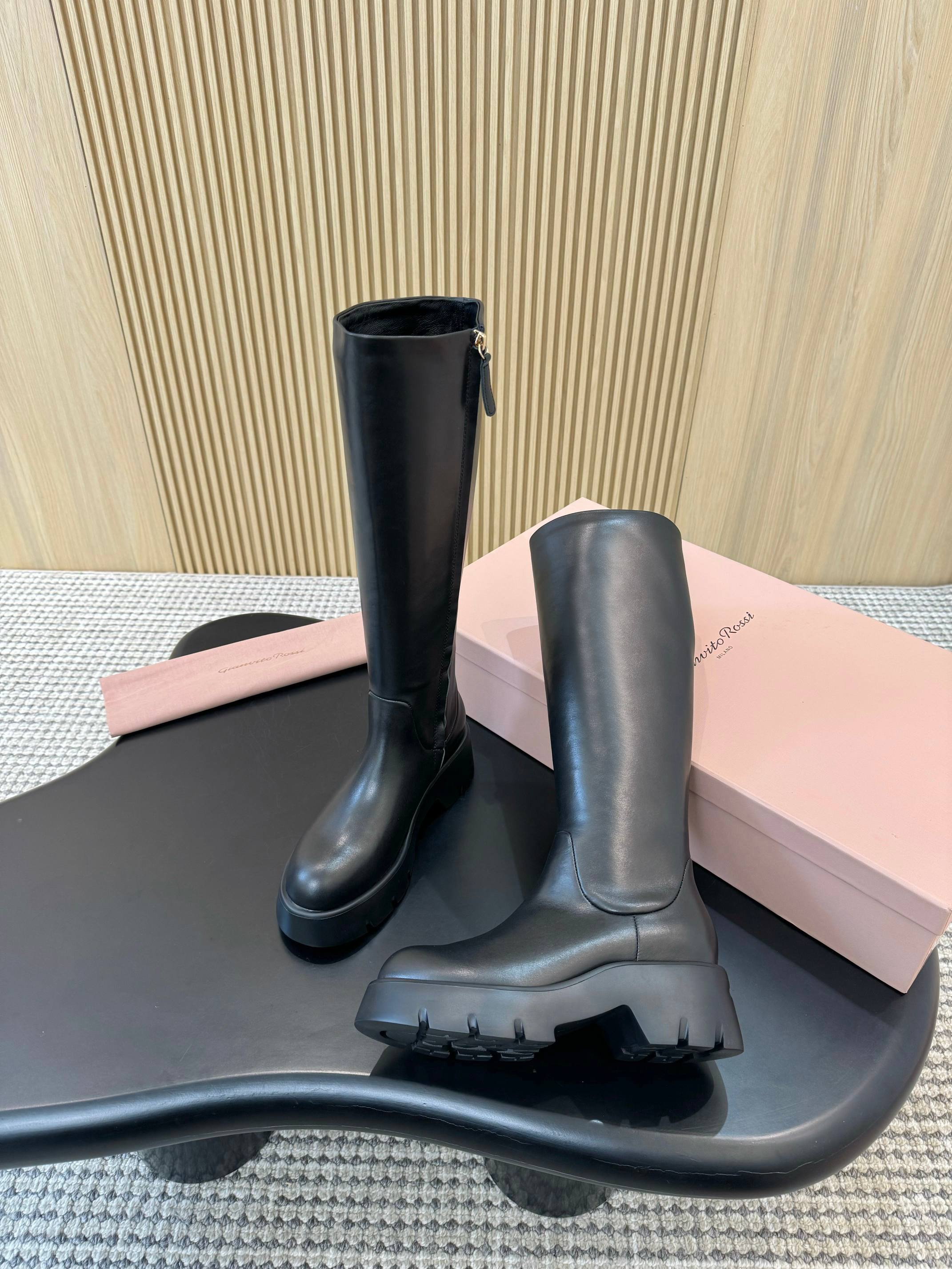“1176 Degrees: Gianvito Rossi’s Black High-Heel Boots Review” - 图片 3