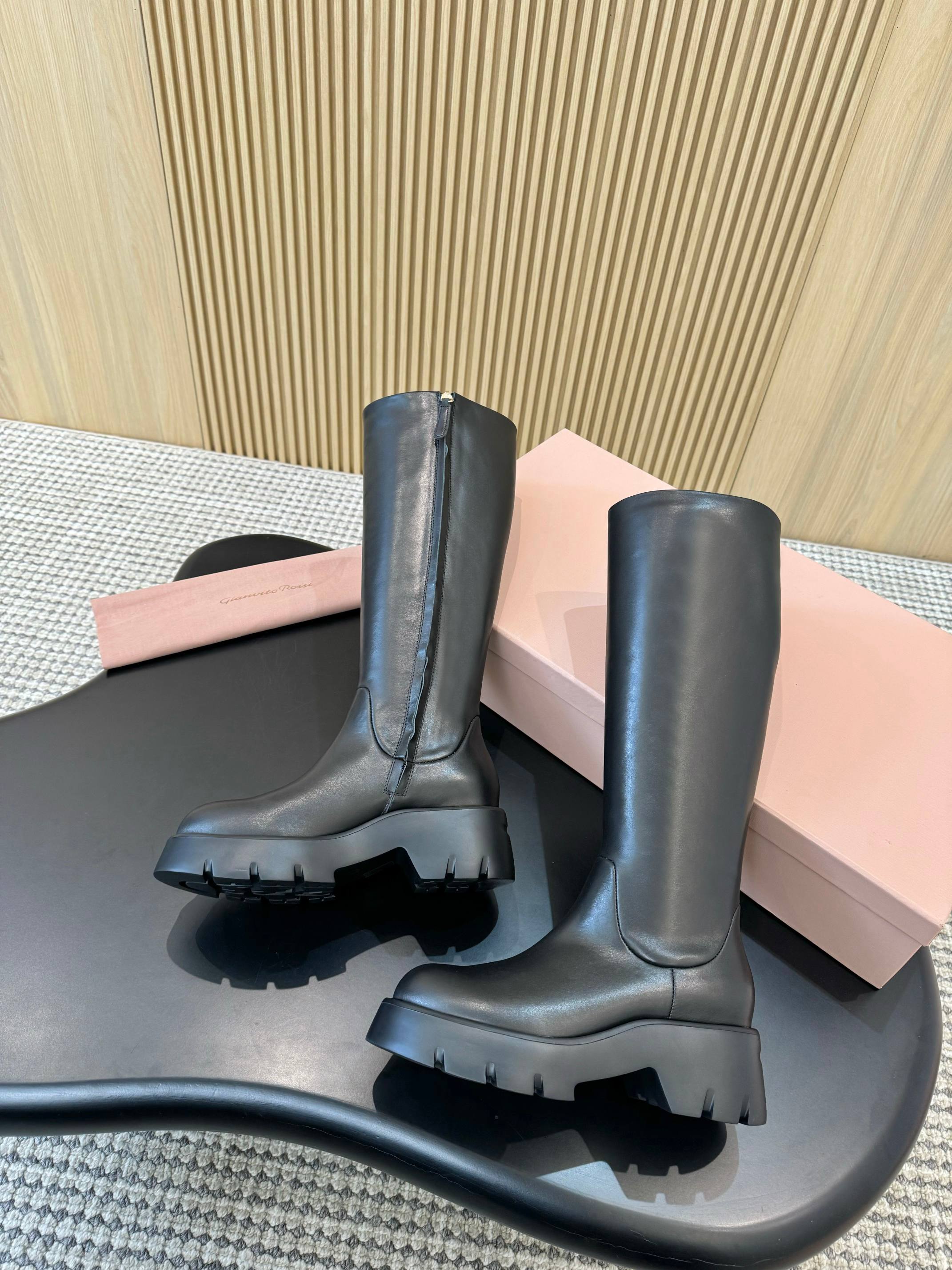 “1176 Degrees: Gianvito Rossi’s Black High-Heel Boots Review” - 图片 2
