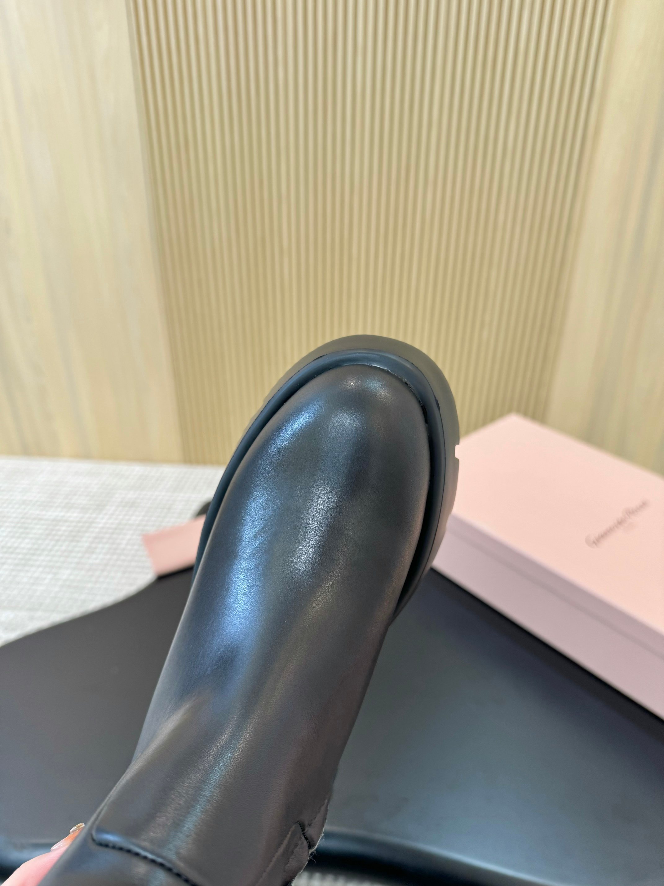 “1176 Degrees: Gianvito Rossi’s Black High-Heel Boots Review” - 图片 8