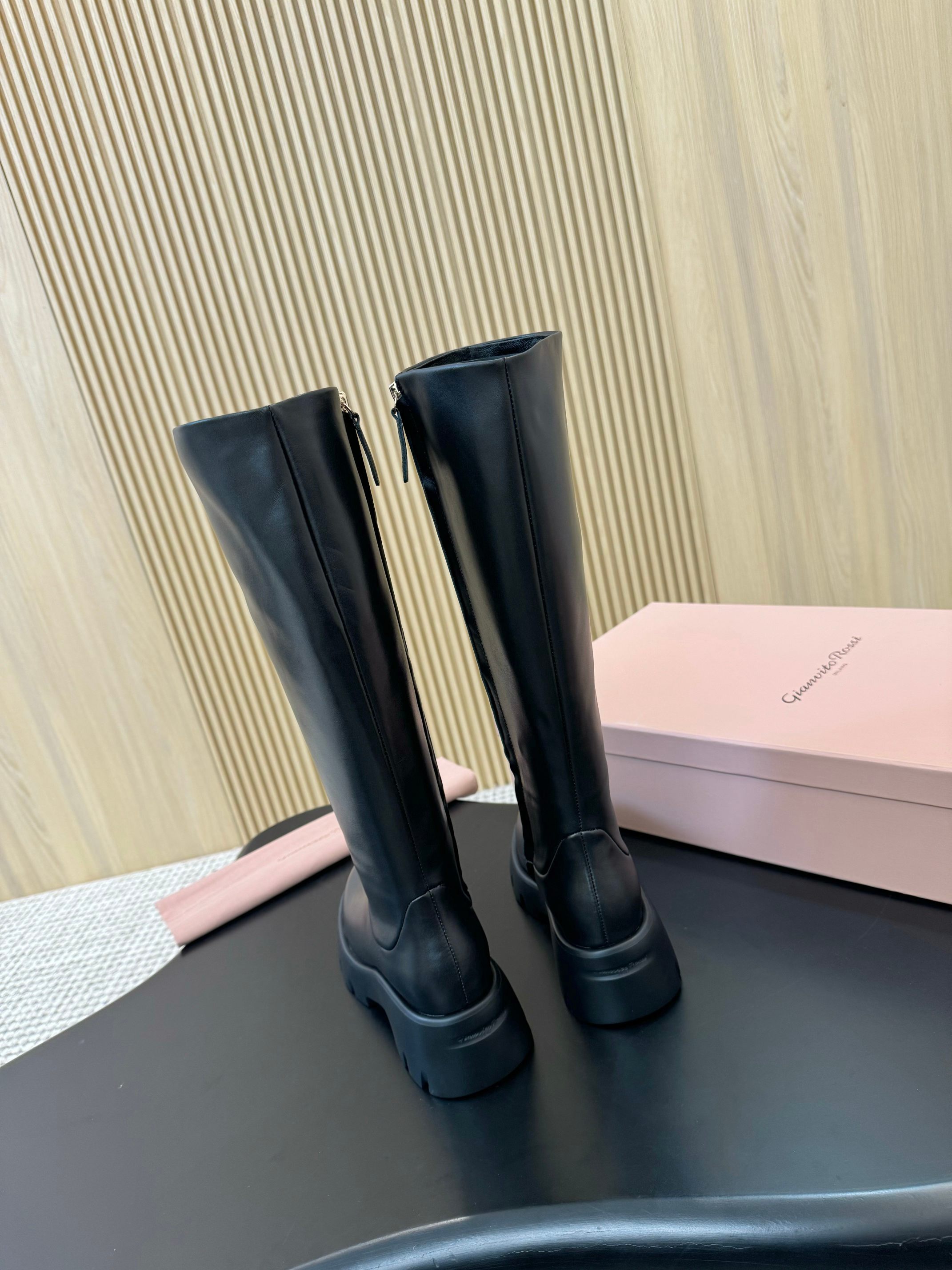 “1176 Degrees: Gianvito Rossi’s Black High-Heel Boots Review” - 图片 6