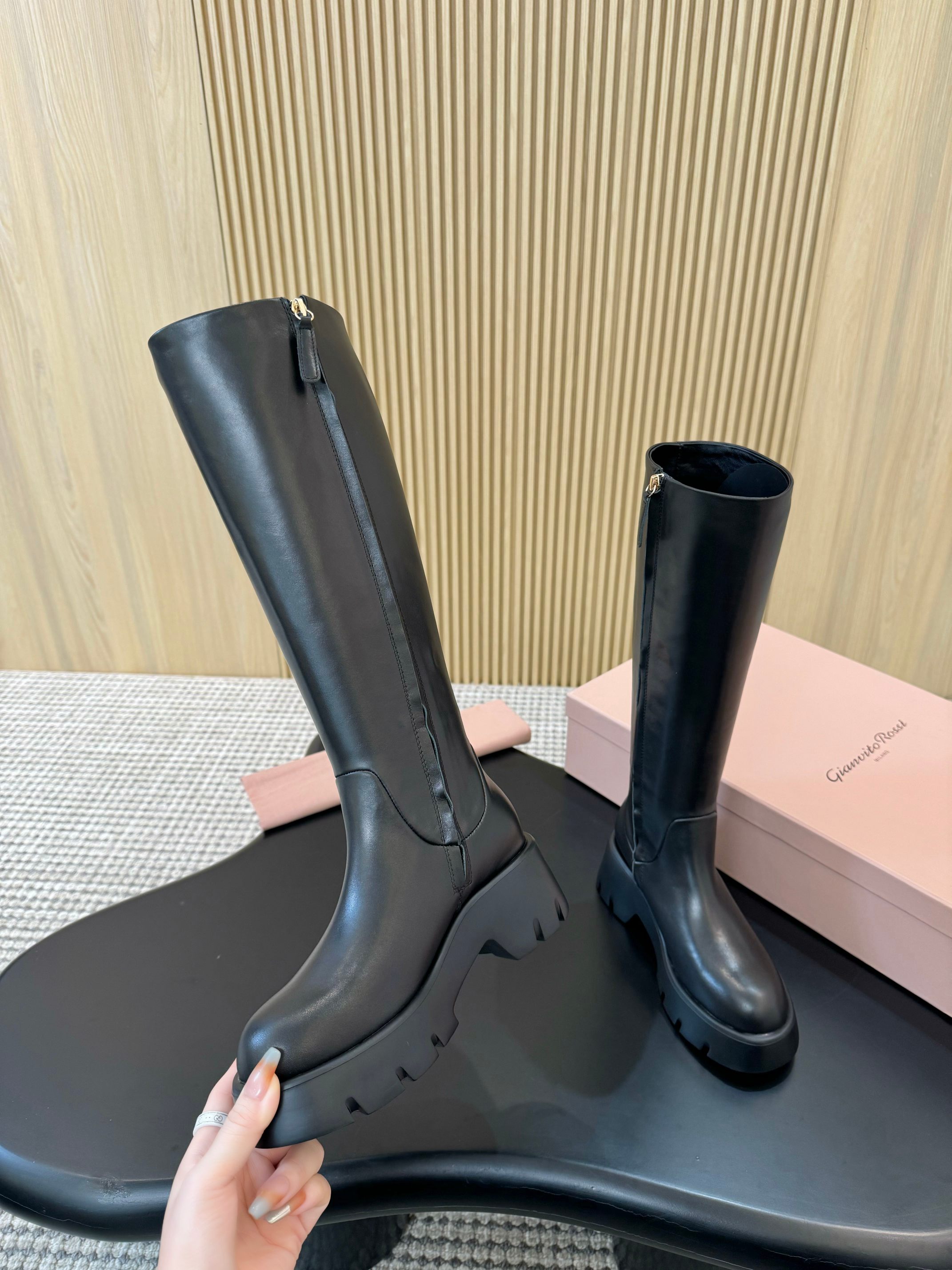 “1176 Degrees: Gianvito Rossi’s Black High-Heel Boots Review” - 图片 5