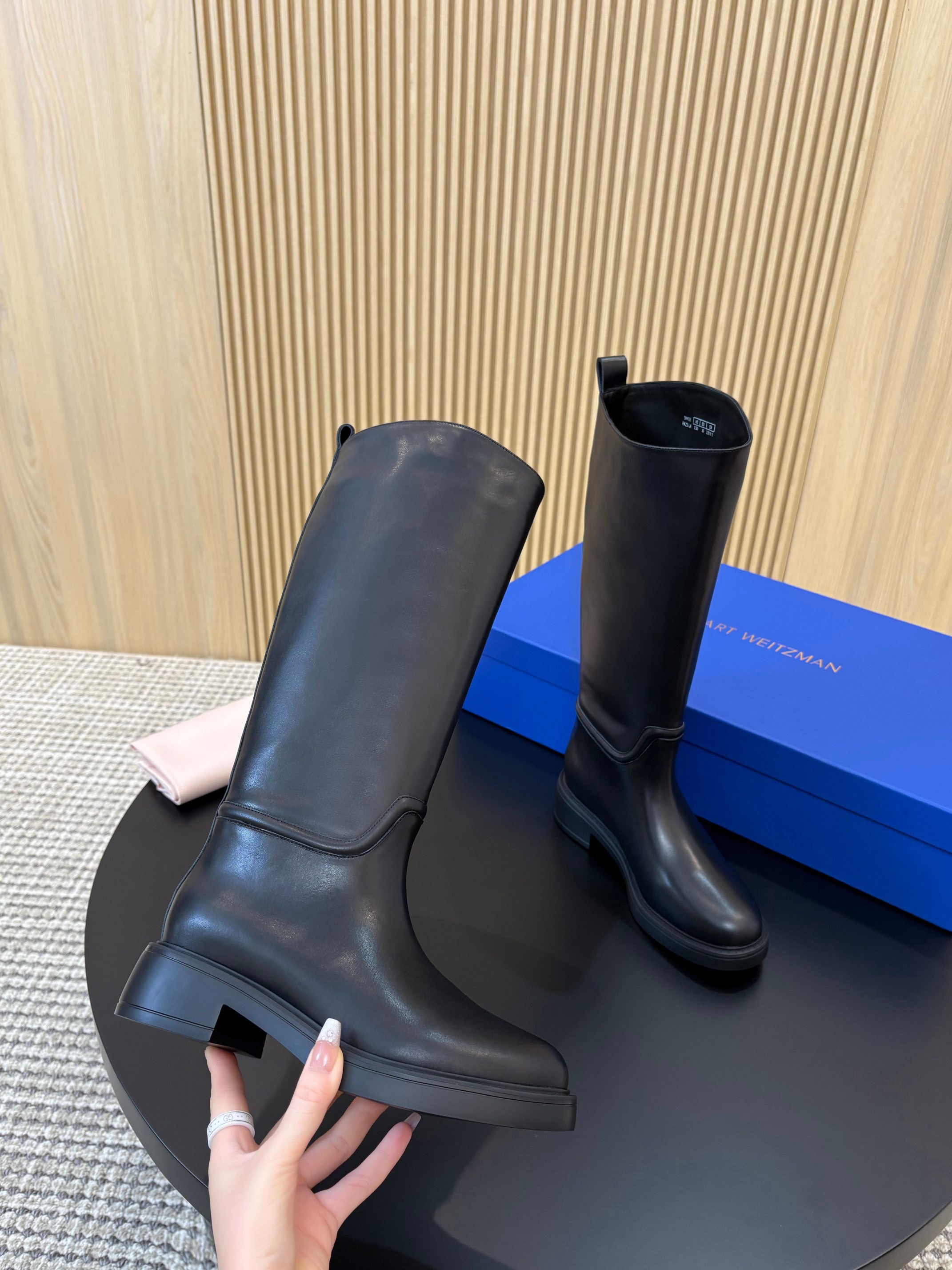 NO:559508,SW boots, fabric calfskin, black lining with imported cowhide, red brown lining with sheepskin, outsole, IP foam light sole (private model development), size 35-40, boots, stuart weitzman, boots, cowhide, sheepskin19860909SW长靴 面料小牛皮 内里黑色内里配进口牛皮,红棕内里配羊皮 大底IP发泡轻底（私模开发） 码数35-40,靴子,stuart weitzman,boots,cowhide,sheepskin,Women's Shoes