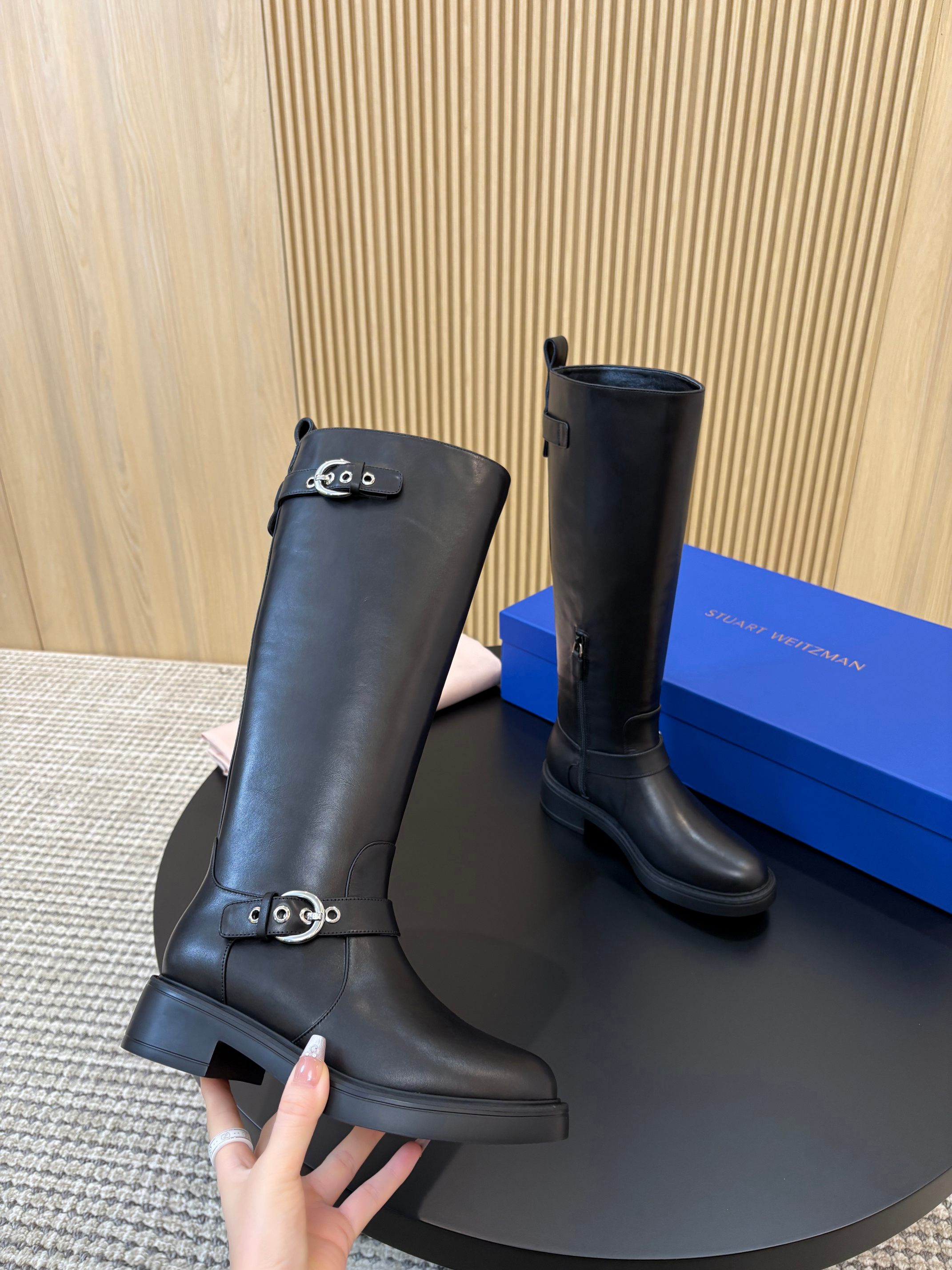 NO:559511,SW double-breasted boots, calfskin lining, sheepskin lining, outsole, IP foam light sole (private model development), size 35-40, boots, stuart weitzman, boots, cowhide, sheepskin19860909SW双排扣长靴 面料小牛皮 内里羊皮 大底IP发泡轻底（私模开发） 码数35-40,靴子,stuart weitzman,boots,cowhide,sheepskin,Women's Shoes