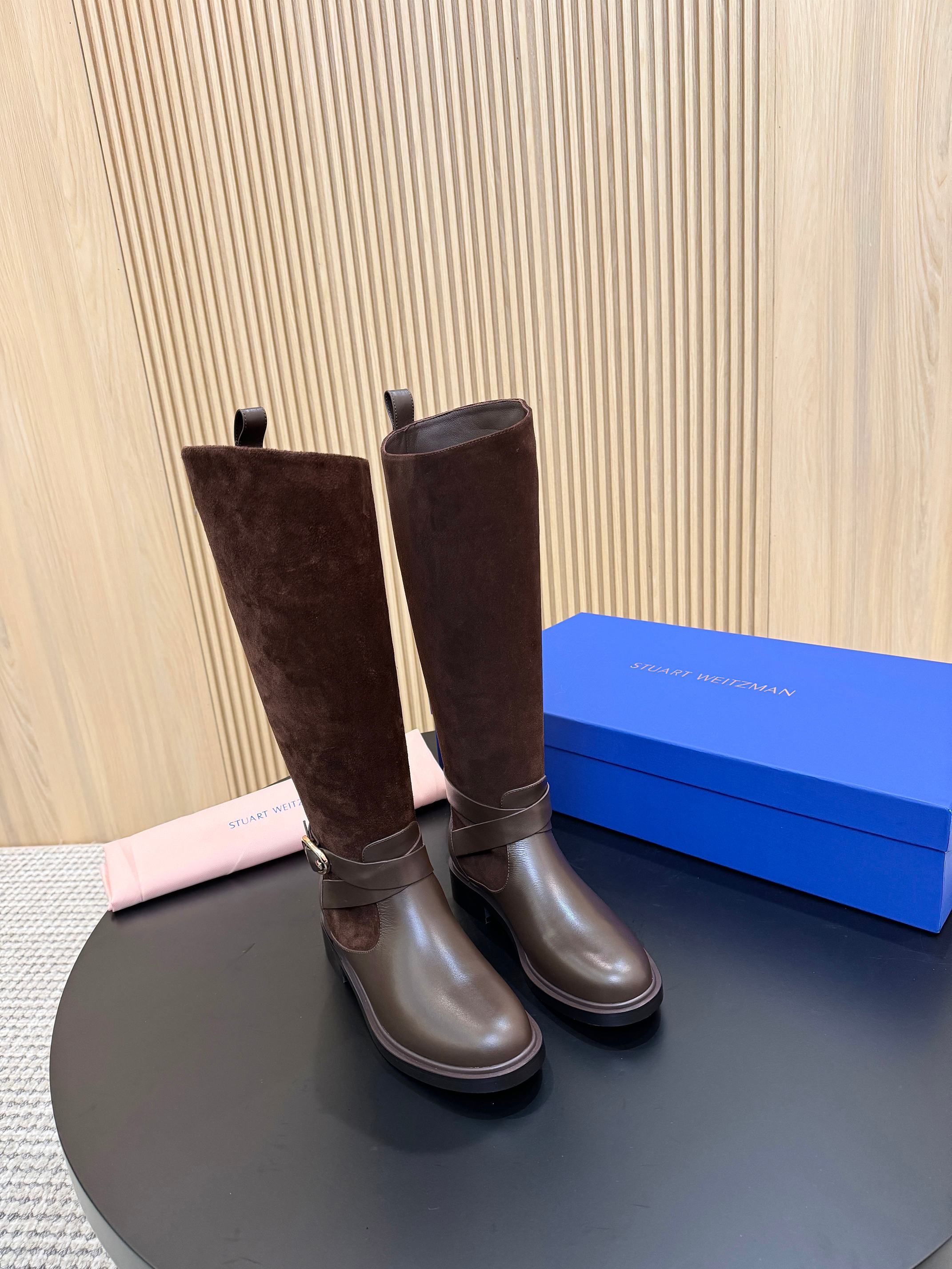 NO:594253,Top quality SW 25ss new high-end handmade workshop series spliced ​​leather boots. Original purchased and made 1:1. Purchasing level - calf/mercerized cow suede. Material and process. Calf/mercerized cow suede/washed denim fabric. Leather lining. Original cow leather sole. Size35-40, boots, stuart weitzman, boots, cowhide19860909顶级品质 SW 25ss新款高级手工坊系列拼接皮靴 原版购入1:1制作而成 代购级别 -小牛/丝光牛反绒 材质与工艺 小牛/丝光牛反绒/洗水牛仔布面料 皮革衬里 原版牛皮革鞋底 Size35-40,靴子,stuart weitzman,boots,cowhide,Women's Shoes