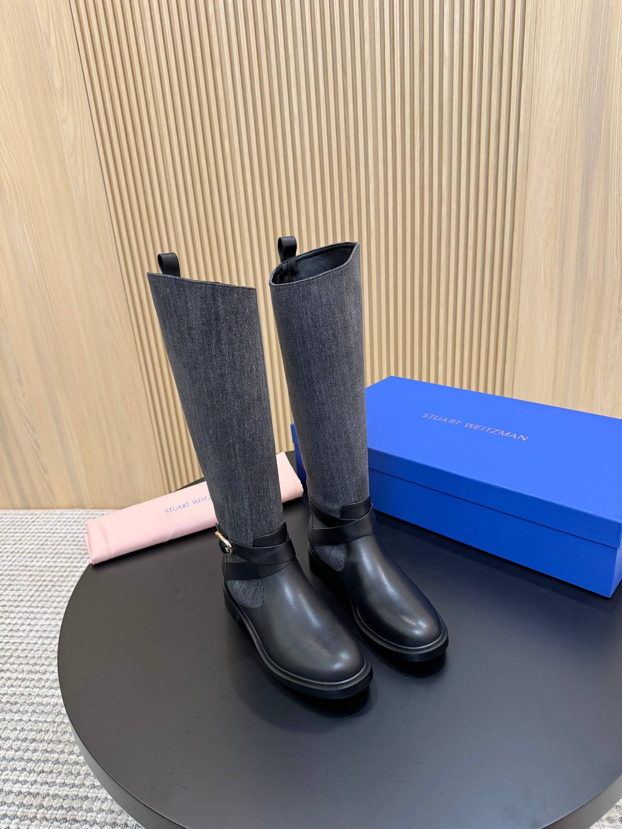 NO:594255,Top quality SW 25ss new high-end handmade workshop series spliced ​​leather boots. Original purchased and made 1:1. Purchasing level - calf/washed denim. Material and craftsmanship. Calf/mercerized cow suede/washed denim fabric. Leather lining. Original cow leather sole. Size35-40, boots, stuart weitzman, boots, cowhide19860909顶级品质 SW 25ss新款高级手工坊系列拼接皮靴 原版购入1:1制作而成 代购级别 -小牛/洗水牛仔布 材质与工艺 小牛/丝光牛反绒/洗水牛仔布面料 皮革衬里 原版牛皮革鞋底 Size35-40,靴子,stuart weitzman,boots,cowhide,Women's Shoes