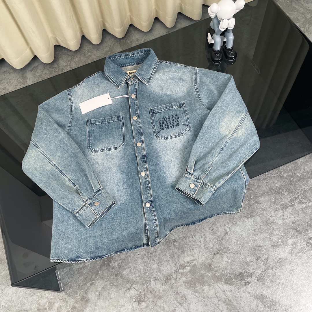 Maison Margiela. mm6 camisa vaquera de manga larga con bolsillo y bordado de números, lavado a la piedra azul retro. ¡E…