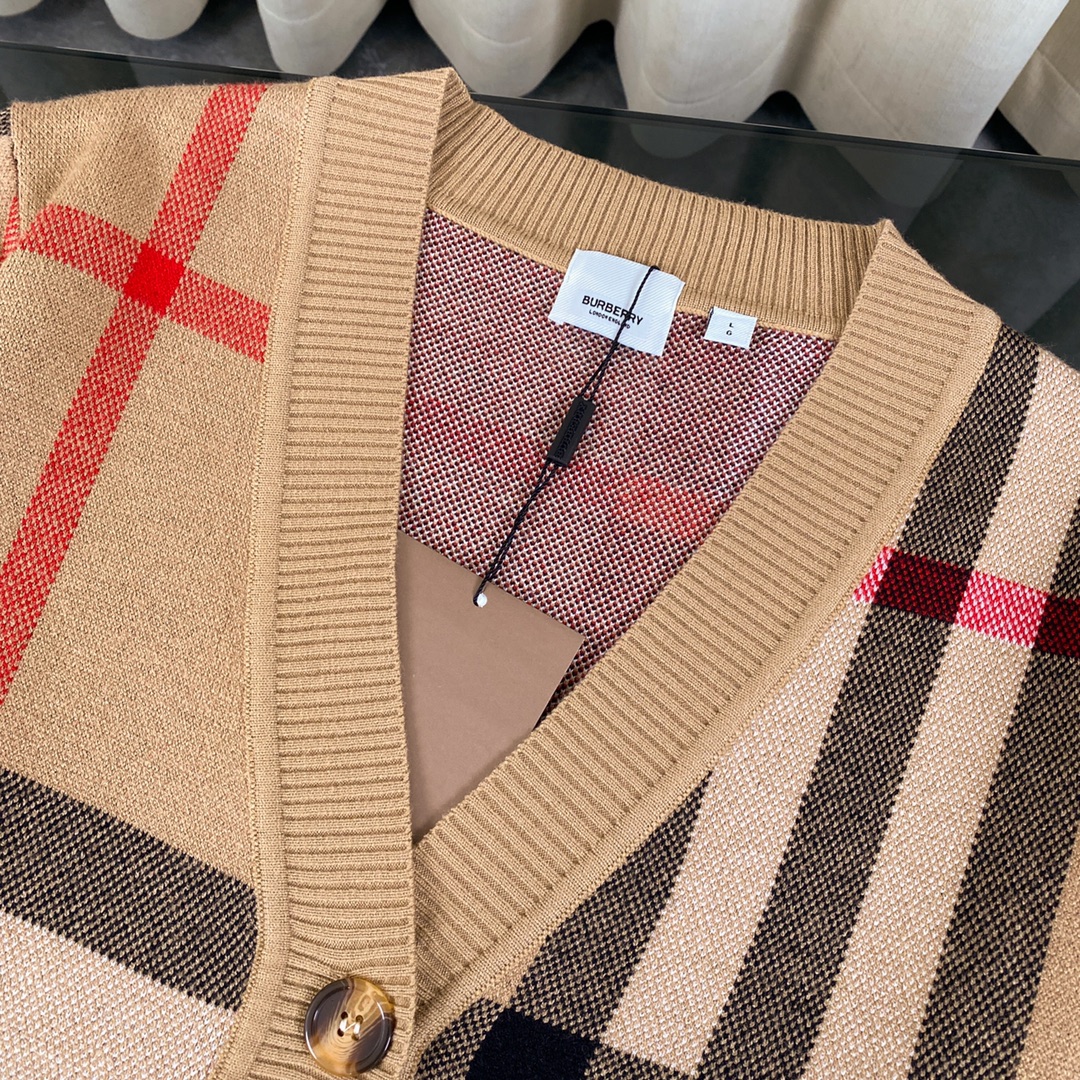 Burberry Wool Knit Suit: Classic, Elegant, Versatile, and Timeless - 图片 3