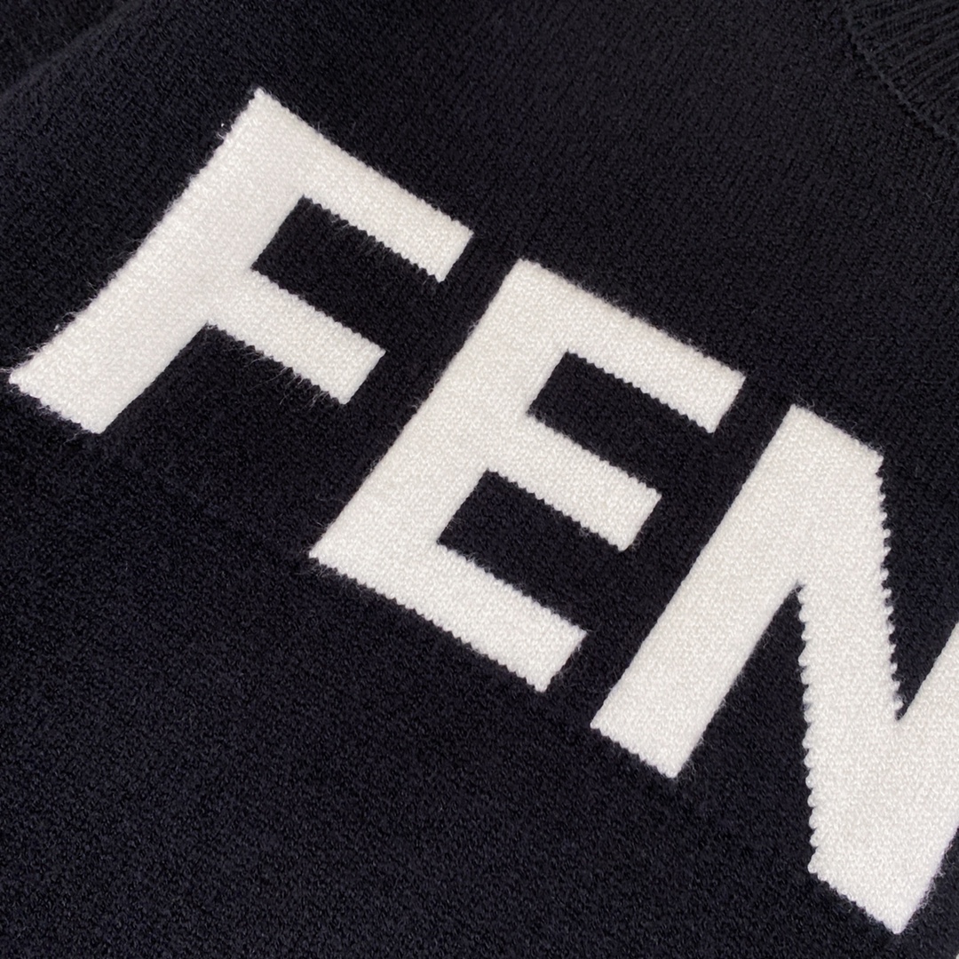 FENDI Classic Logo Sweater with Round Collar in Black and White, SML Size - 图片 4