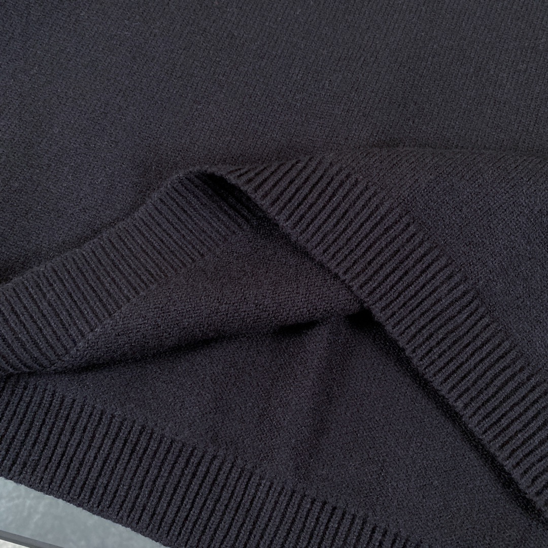 FENDI Classic Logo Sweater with Round Collar in Black and White, SML Size - 图片 8