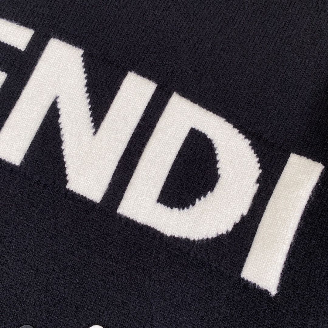 FENDI Classic Logo Sweater with Round Collar in Black and White, SML Size - 图片 5