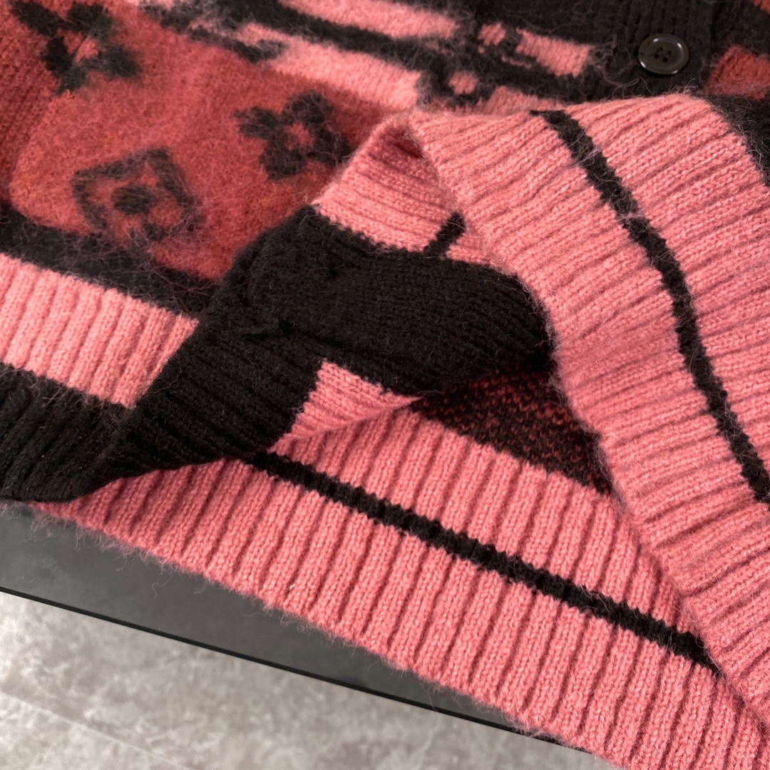 Louis Vuitton Red Horse Hair Knitted Sweater with High-Quality Materials - 图片 9