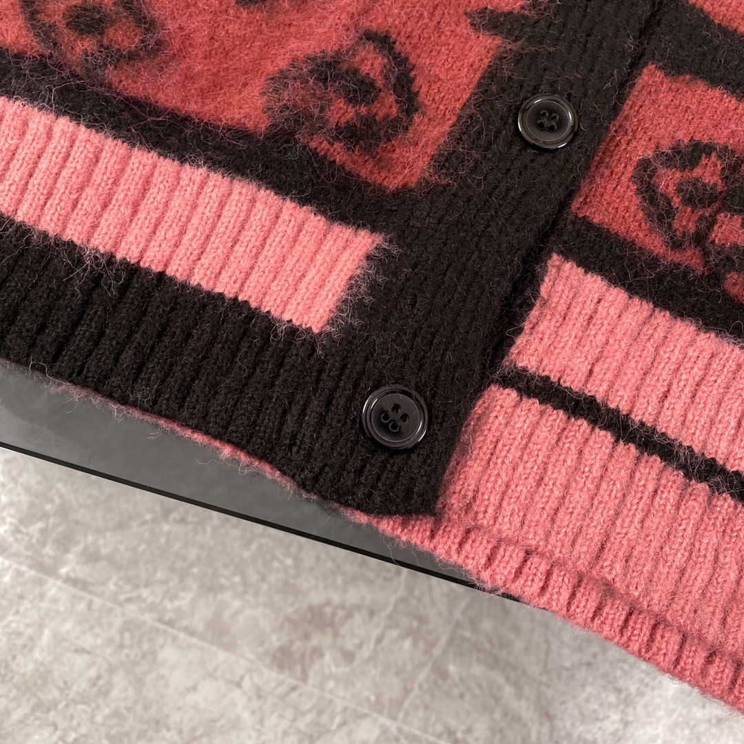 Louis Vuitton Red Horse Hair Knitted Sweater with High-Quality Materials - 图片 8
