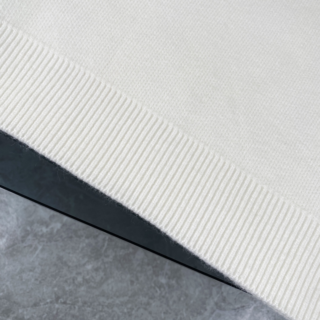 LV Classic Wool Sweater with Floral Detail in Grey and White, Sizes S-L - 图片 4