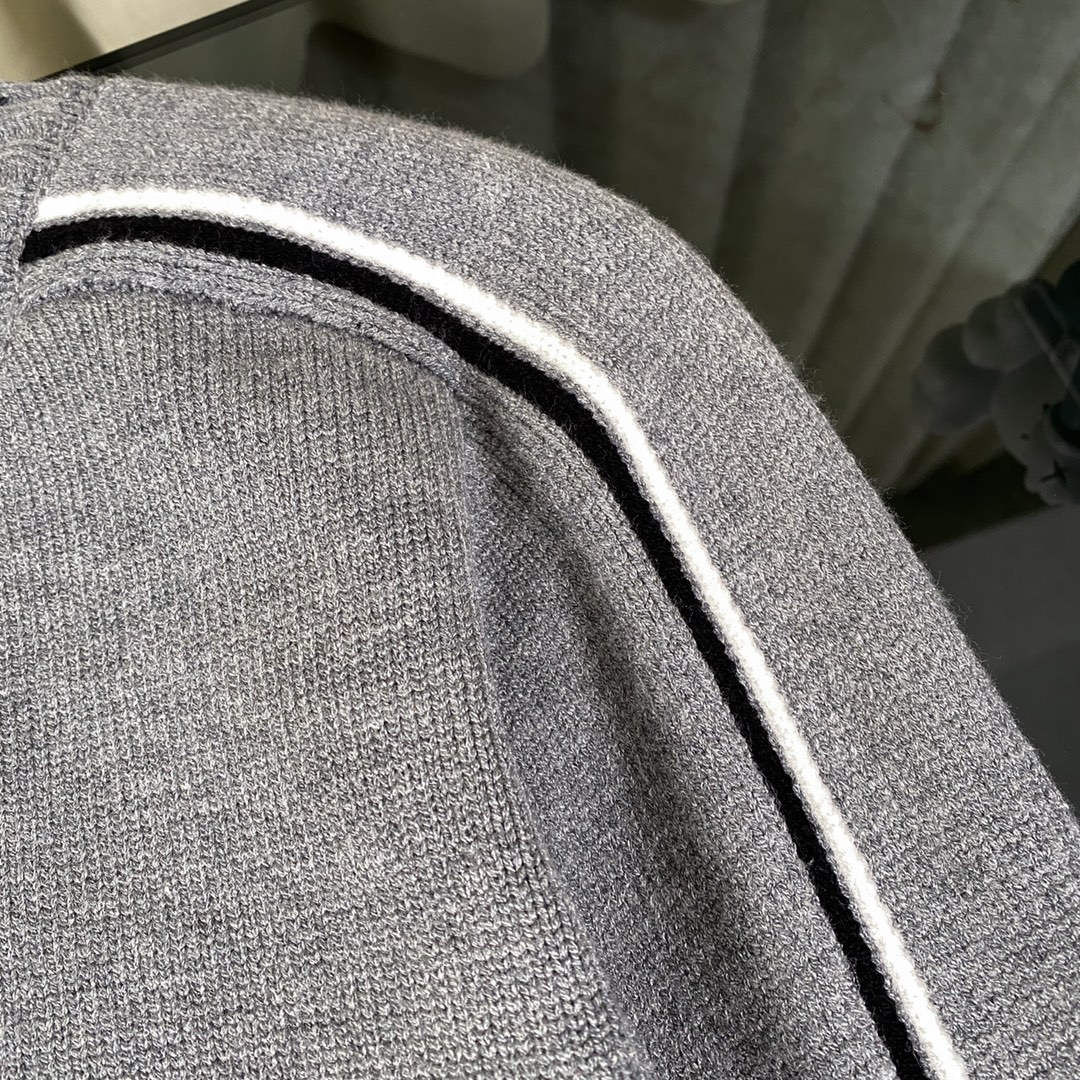 DIOR Ski Sweaters: Combining Style and Function in Winter Collection - 图片 5