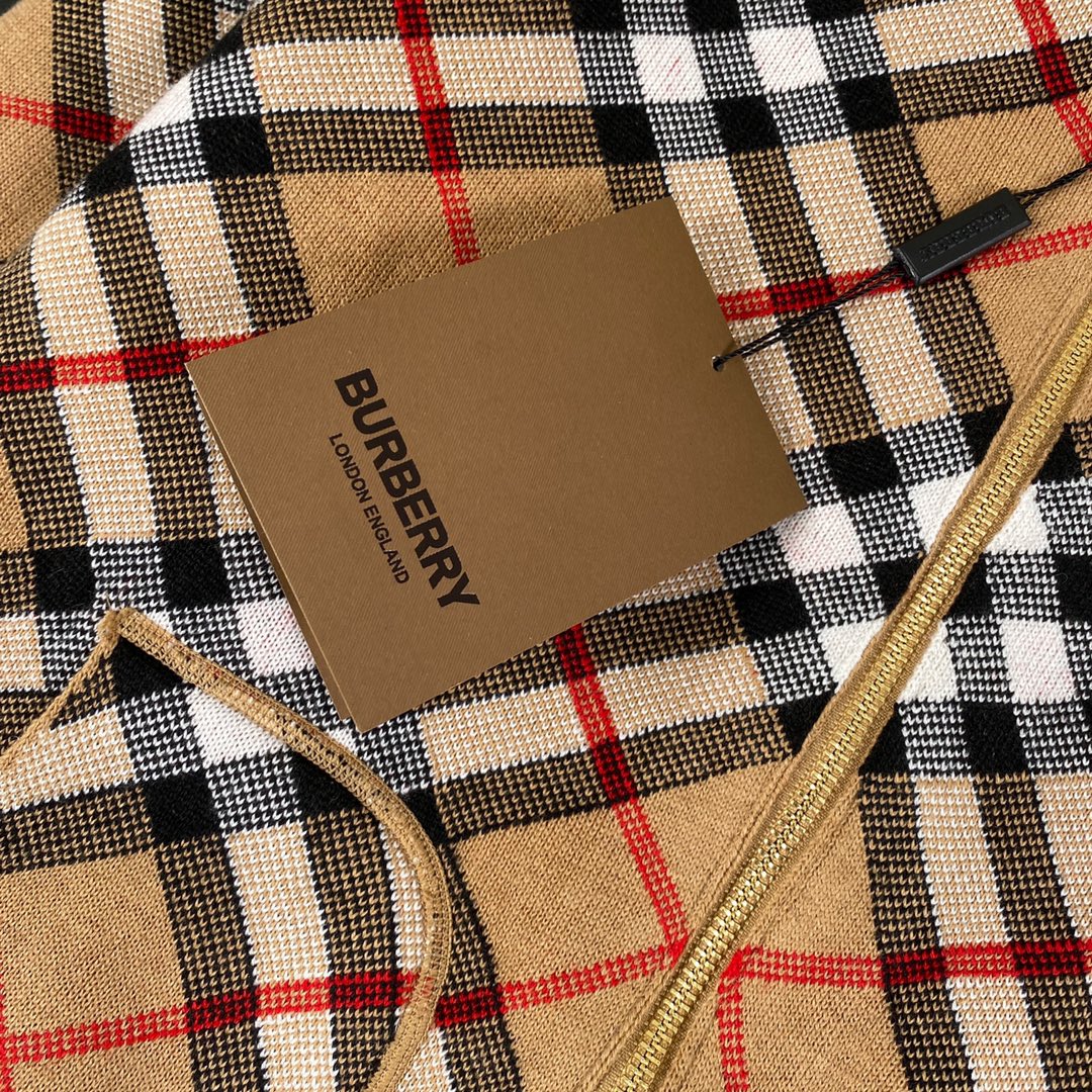 Luxury Wool Knit Shirt with Retro Charm and Brand Signature Elements - 图片 9