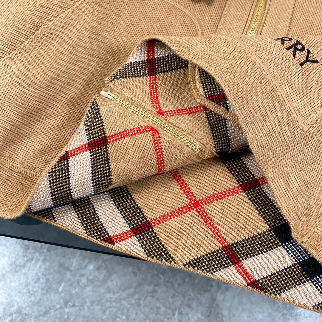 Luxury Wool Knit Shirt with Retro Charm and Brand Signature Elements - 图片 7