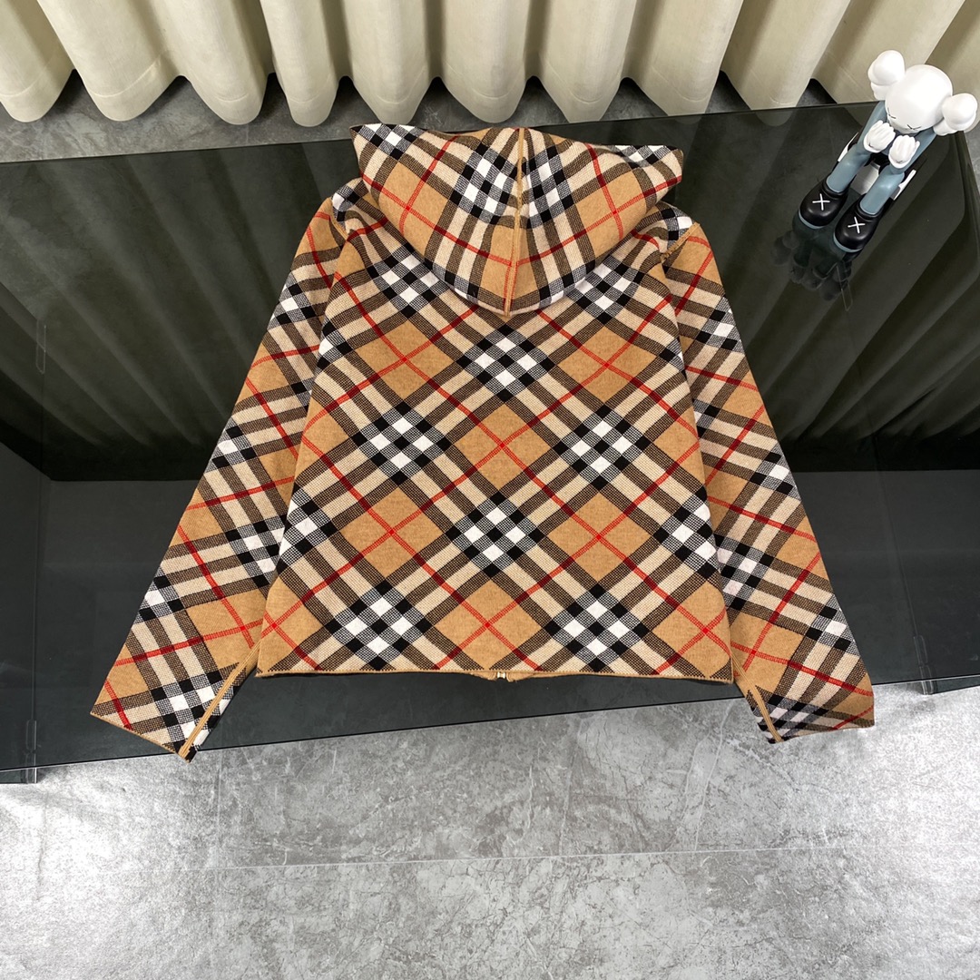 Luxury Wool Knit Shirt with Retro Charm and Brand Signature Elements - 图片 3