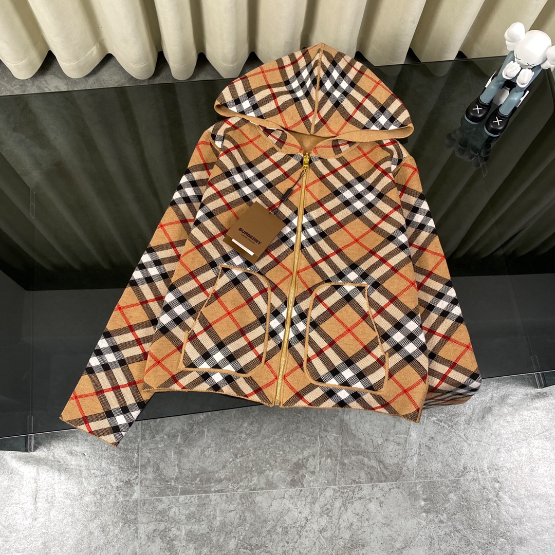 Luxury Wool Knit Shirt with Retro Charm and Brand Signature Elements - 图片 2