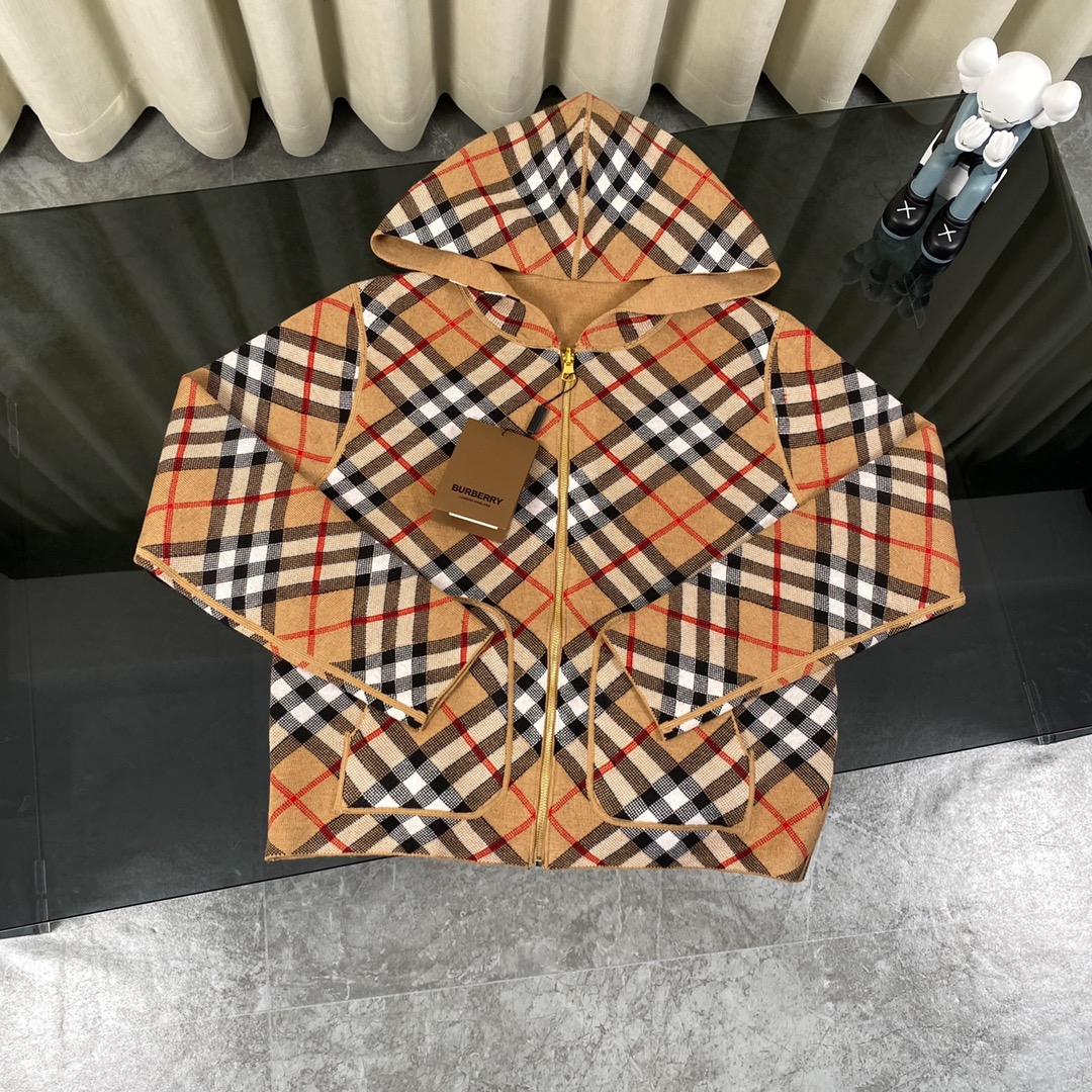 Luxury Wool Knit Shirt with Retro Charm and Brand Signature Elements - 图片 1