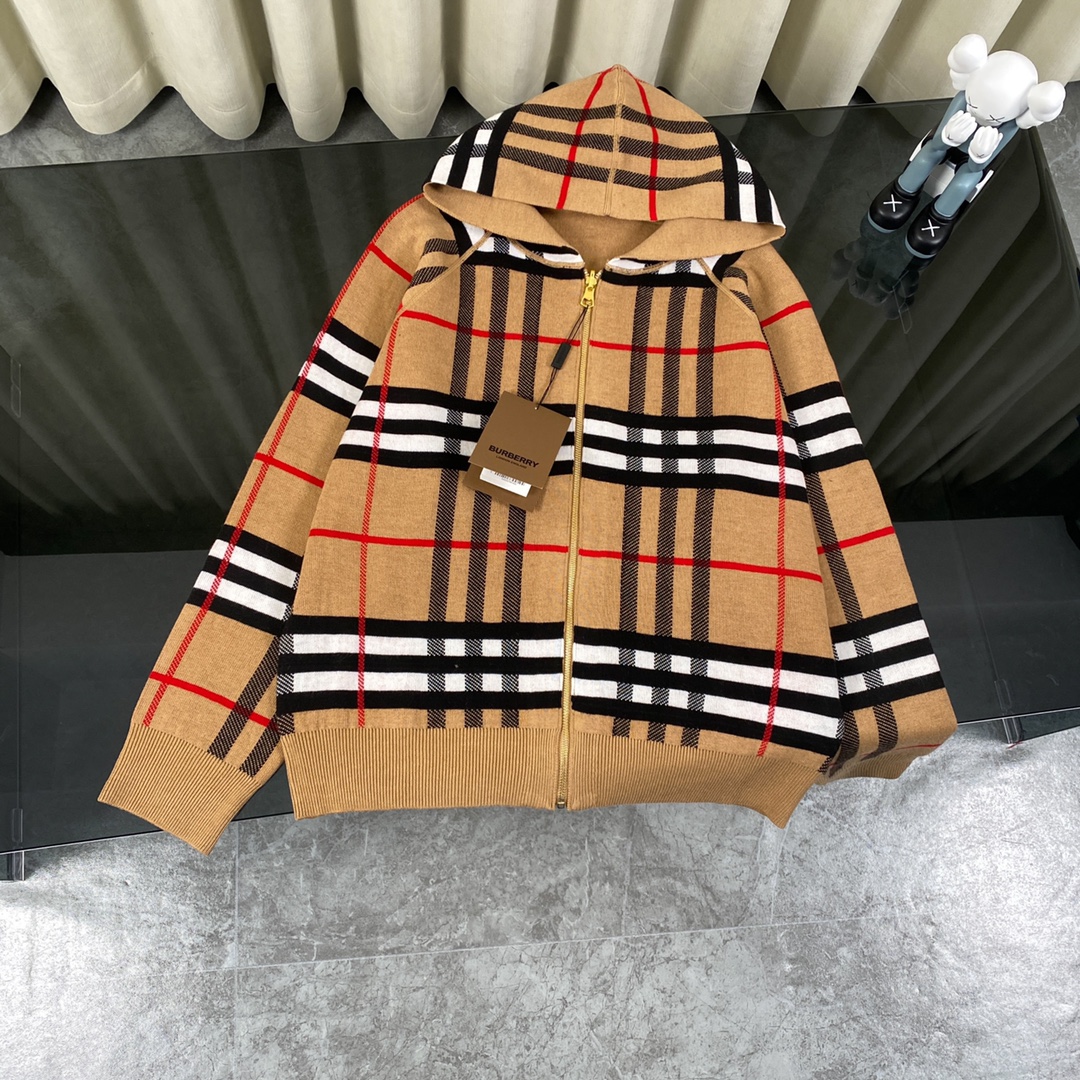 Luxury Wool Knit Shirt by Burberry: Classic Design, German-made, Perfect for Fashion Enthusiasts