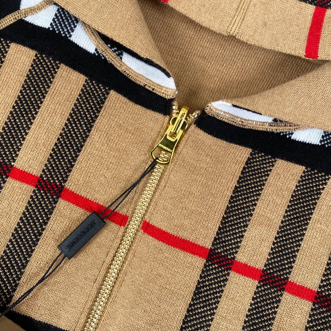 Luxury Wool Knit Shirt by Burberry: Classic Design, German-made, Perfect for Fashion Enthusiasts - 图片 4