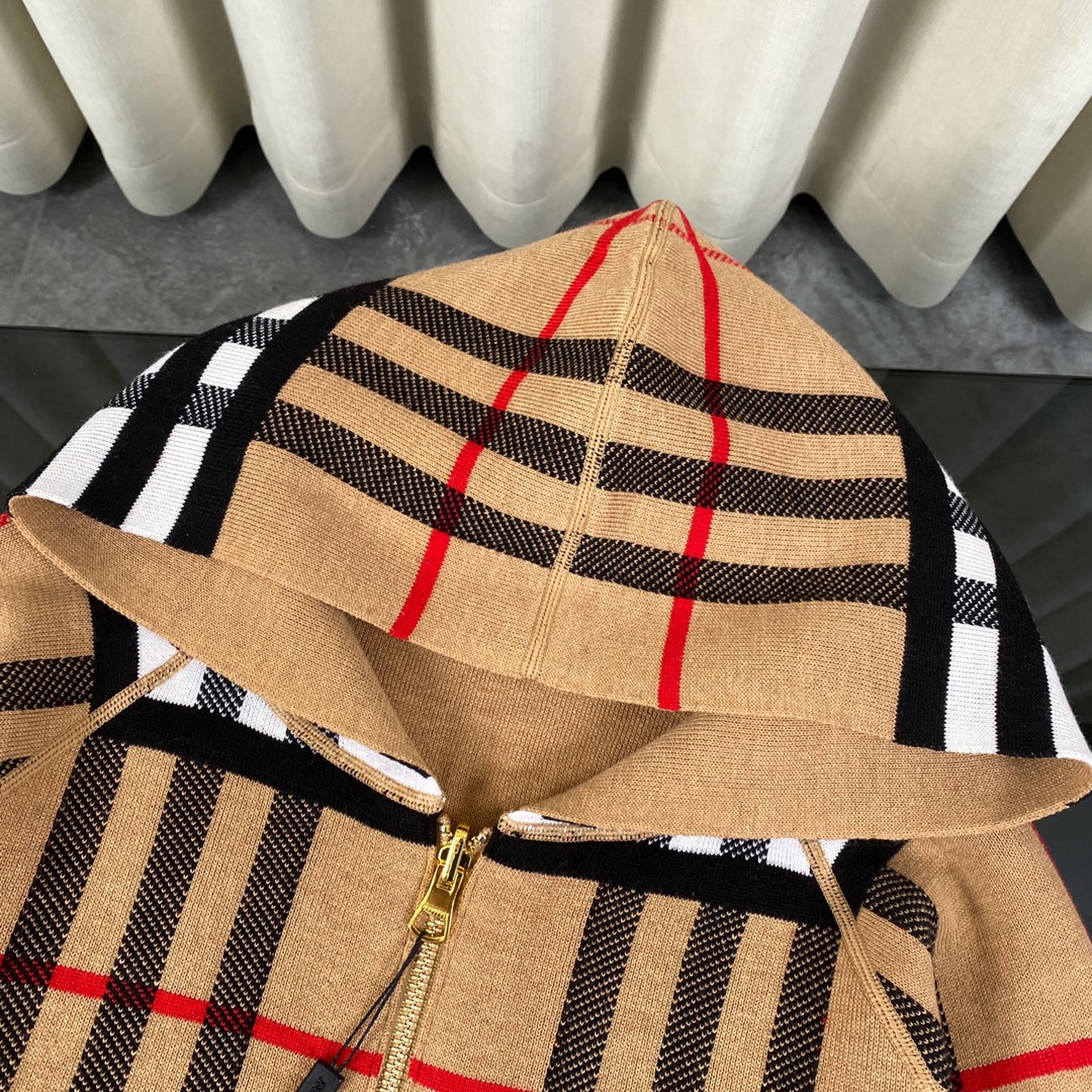 Luxury Wool Knit Shirt by Burberry: Classic Design, German-made, Perfect for Fashion Enthusiasts - 图片 3