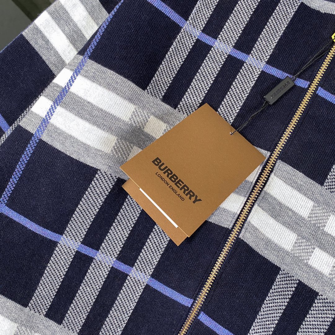 Luxury Wool Knit Shirt by Burberry: Detailed Features and Classic Design - 图片 4