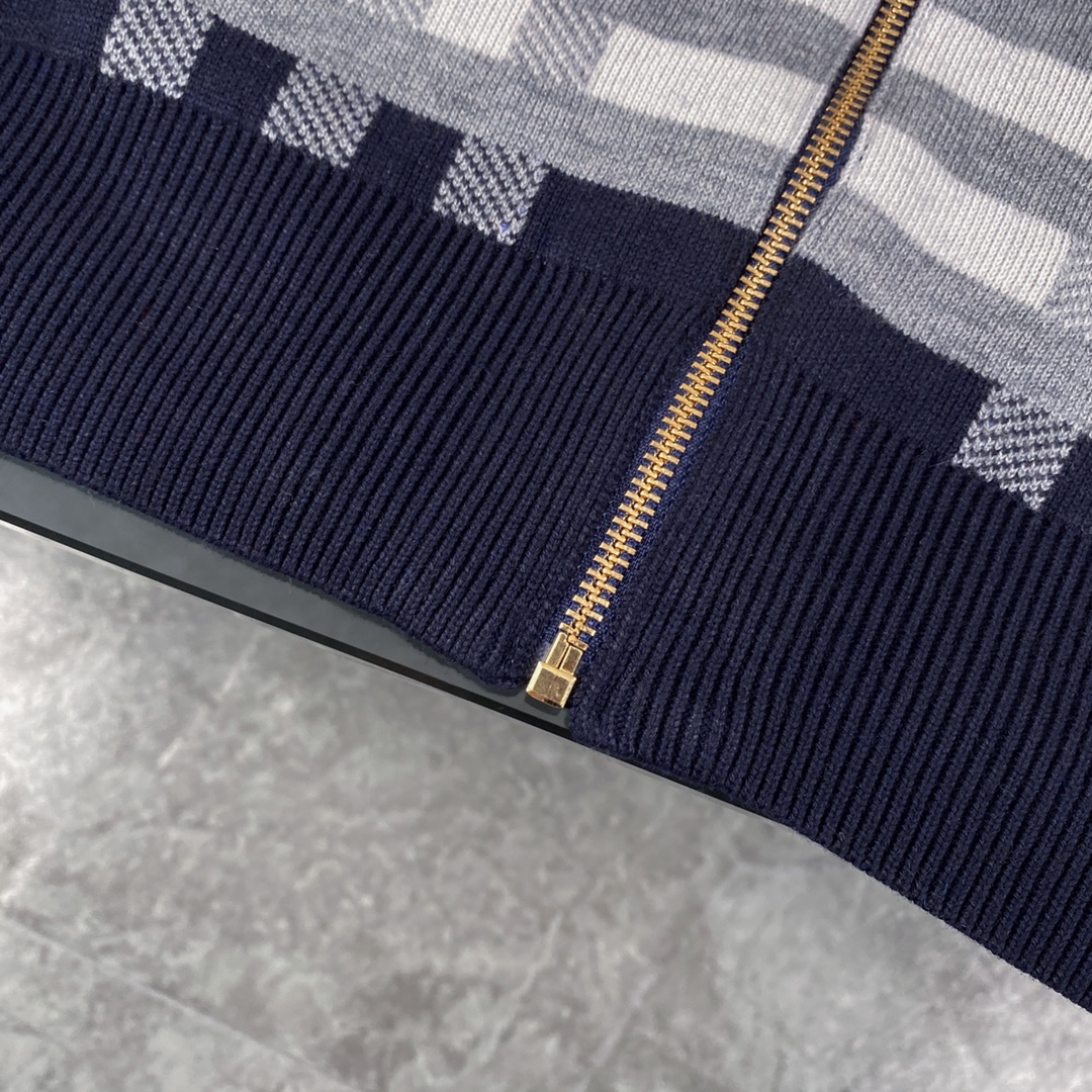 Luxury Wool Knit Shirt by Burberry: Detailed Features and Classic Design - 图片 7