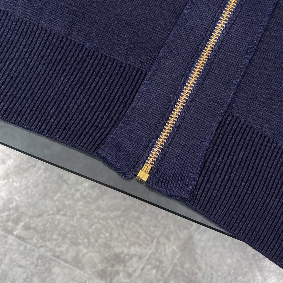 Luxurious Double-Sided Wool Knit Shirt by Burberry: Retro Elegance and Comfort - 图片 7