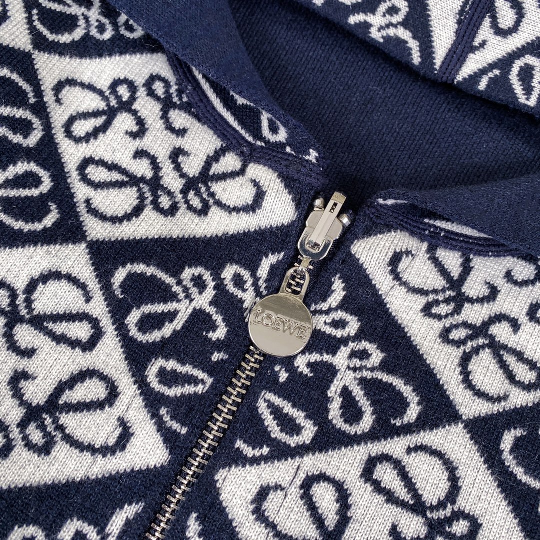 Luxurious Wool Sweater by Loewe: Classic Logo Design, High-Quality Materials, Windproof Features - 图片 4