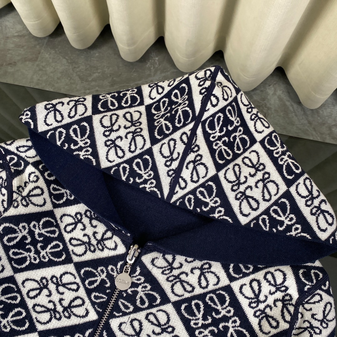 Luxurious Wool Sweater by Loewe: Classic Logo Design, High-Quality Materials, Windproof Features - 图片 3