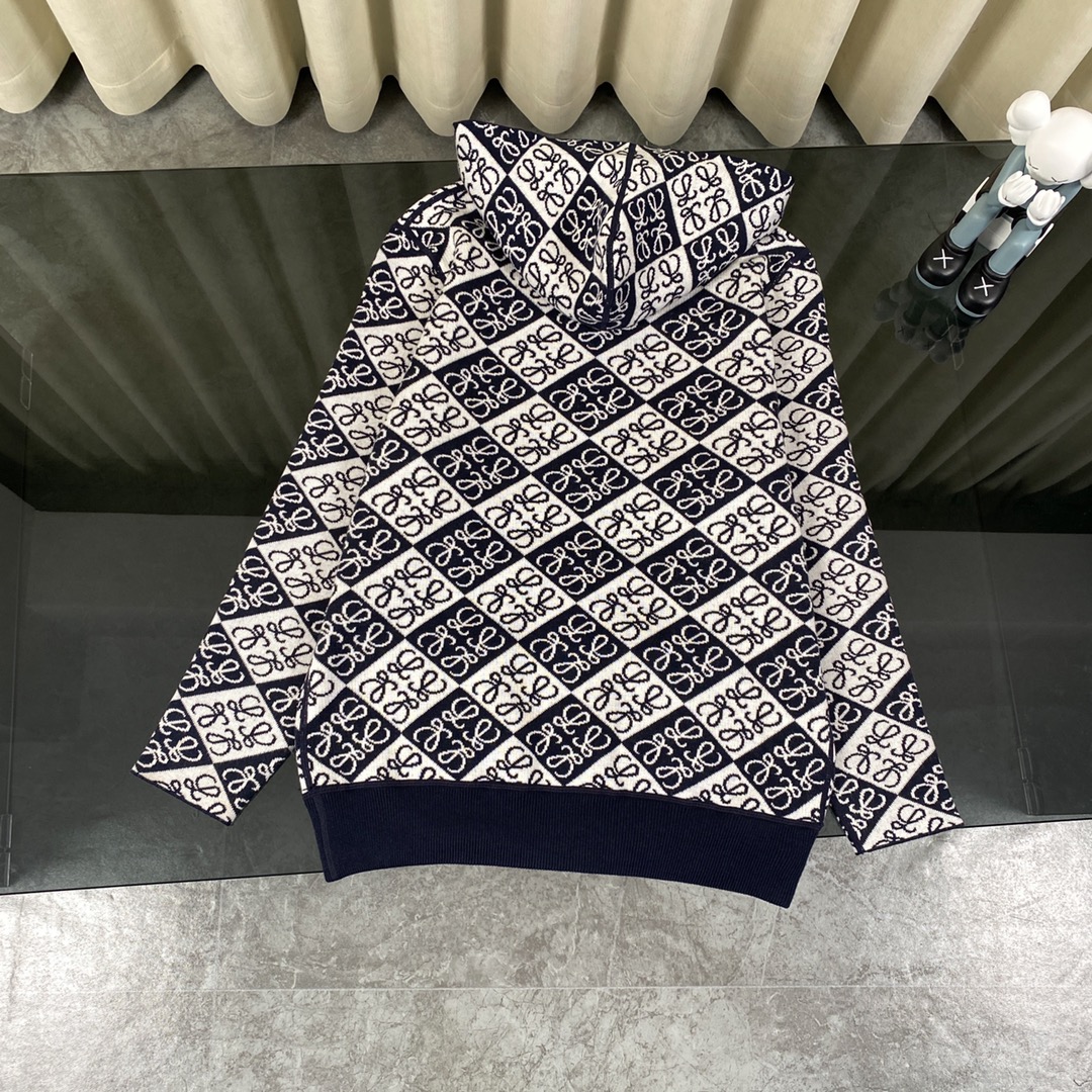 Luxurious Wool Sweater by Loewe: Classic Logo Design, High-Quality Materials, Windproof Features - 图片 2