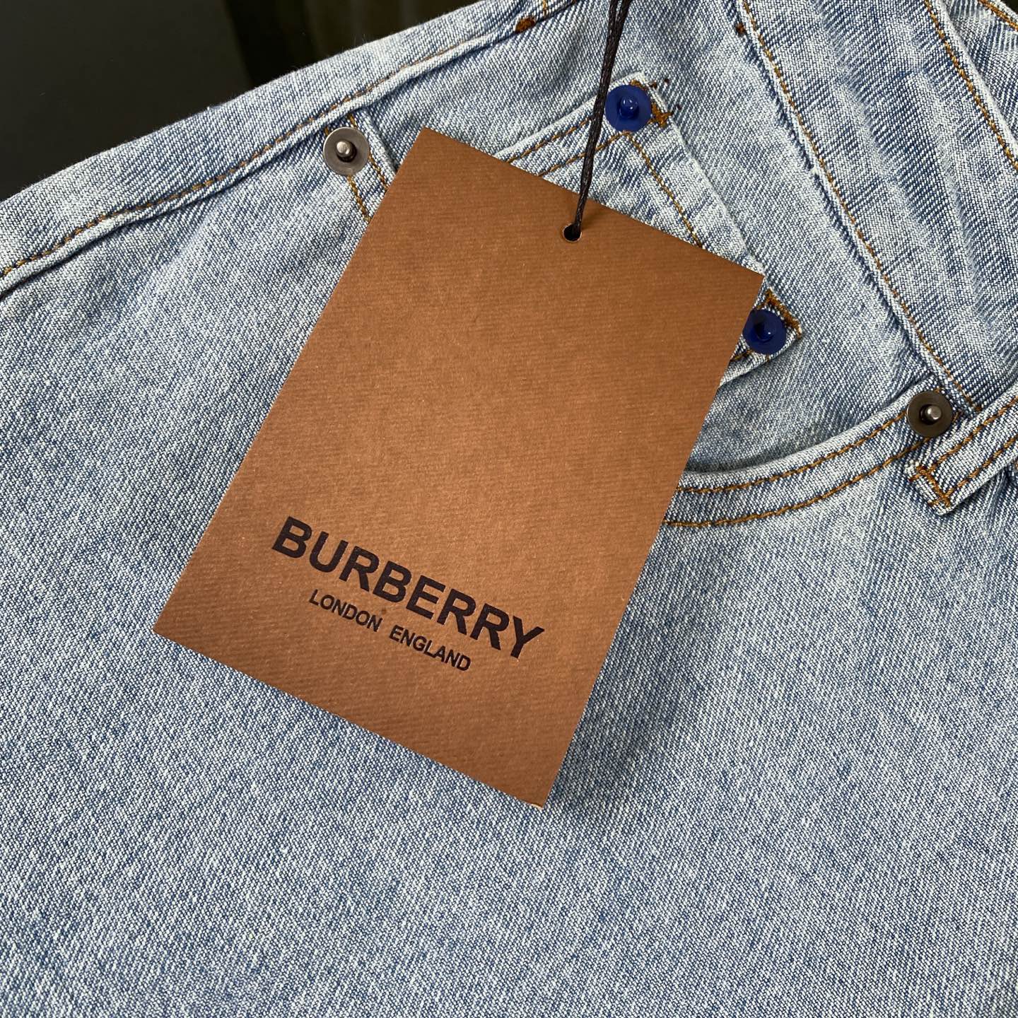 同图不同板,禁发平台版本,随意对比
💰245
Burberry巴宝莉战马马术骑士印花经典款牛仔外套牛仔长裤套装【顶级品质】
真正的做到完美原版复刻,
精选水洗牛仔面料 经过特殊的洗水工艺 扎染步骤 多次洗水致牛仔均匀做旧 做旧处理工艺毫无瑕疵可言 工艺十分繁琐
把控没吓唬我细节,每一个铺料均有品牌logo 三标全齐 !
蓝色简约款,超火爆的宽松裁剪,必备牛仔外套牛仔裤!毫无夸张秒杀市面上一切版本,水系牛仔夹克细节满满,全部精髓都在战马上,正面大logo低调的一件百搭牛仔裤。加上定制五金1ogo组扣!一个细节就足以说明品质。无论细节还是材质都十分有分量与质感的外套意大利客💰进口面料打造,牛仔面料有点弹性,精制的风格牛仔外套,一件经典的bur你值得拥有。
不需要过多言语去阐述的极品,质量经的起推敲。现货均己入仓,期待你们的超强搭配!!
颜色;牛仔蓝
外套尺码 :M L XL
裤子尺码:S M L XL