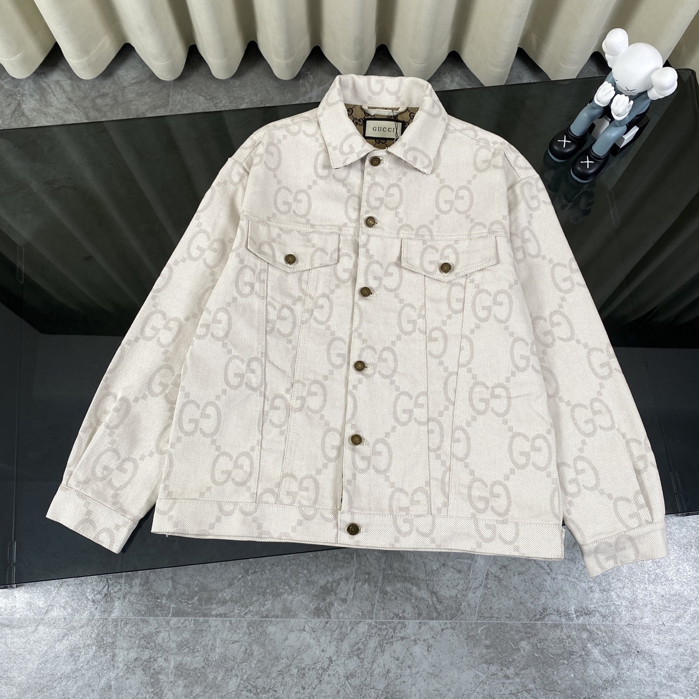 GUCCI 古驰GG提花满印经典字母牛仔外套夹克 专柜同款 主打 满logo提花翻领牛仔外套自留私服高定款～宽松廓形裁剪设计 搭配罗家新款黑粉T恤yyds 原版购入开发面料它的纱线是沿用古老的工艺 一种叫拔染的做法把纱线染成一段粉一段白 …