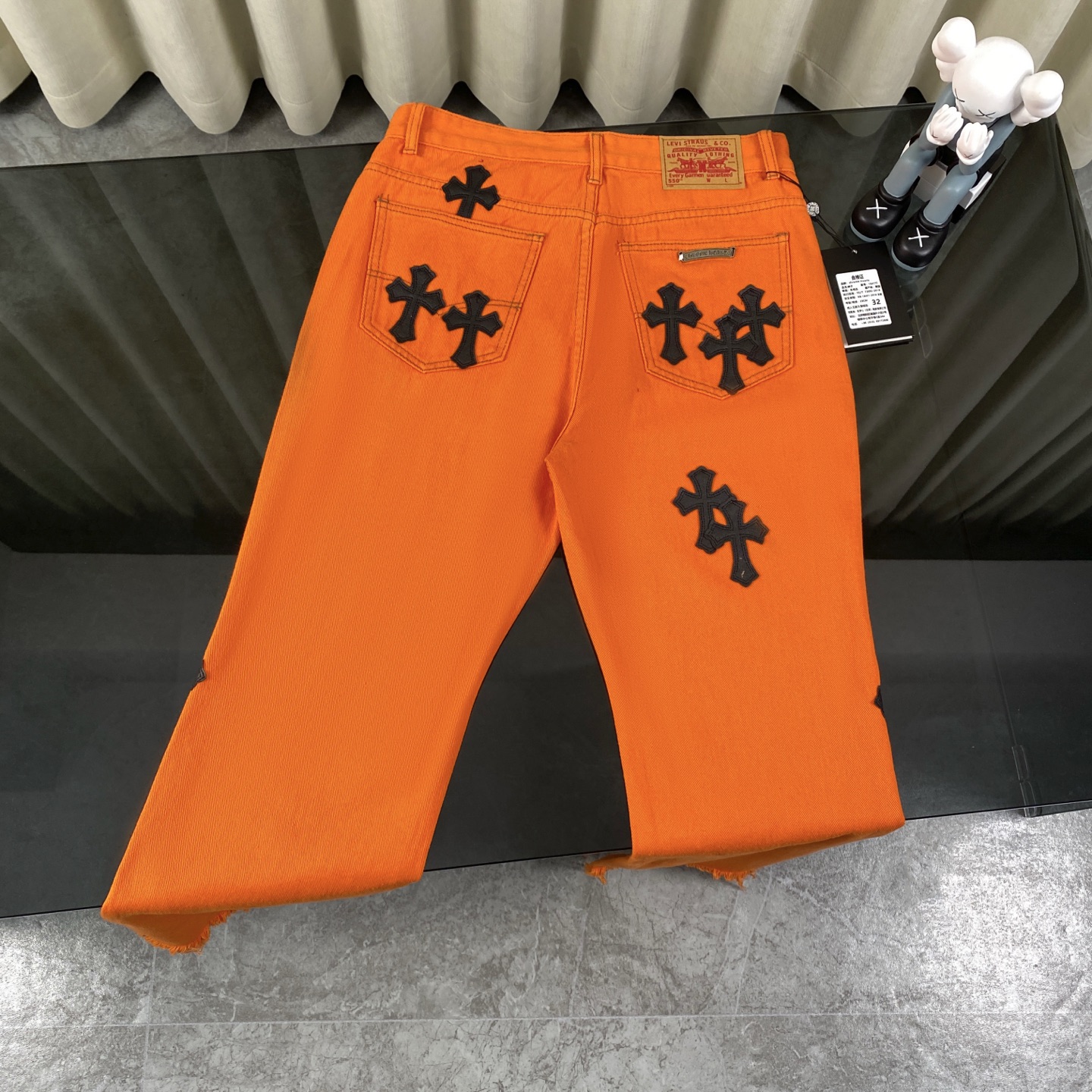 💰135
Chrome Hearts克罗心橘色牛王拼皮喇叭牛仔裤
🌞它堪称克罗心里最具夏日风情的一款,那活力满满的橘色,是夏天独有的热情色彩,穿上它,仿佛自带阳光,耀眼夺目。
这条裤子以李维斯正品美产90中古底板为基础改制,品质有保障。纯银五金配件,质感满满,随着身体的活动,反射出细碎光芒,高级感十足。小羊皮贴皮工艺细腻,柔软的皮质与硬朗的牛仔碰撞,设计感拉满 。
喇叭裤型复古又时髦,修饰腿型的同时,走路带风,气场全开。不管是搭配简约白T还是个性短上衣,都能轻松打造出专属的潮流造型。
🔶独特橘色,在一众牛仔裤中脱颖而出,轻松成为穿搭焦点。
Size涵盖M - XXL(对应30 - 36码),