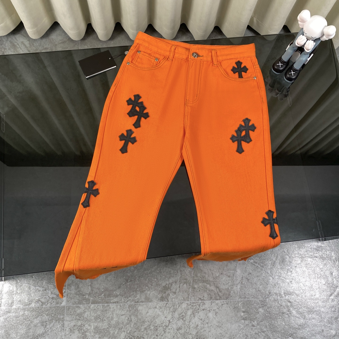 💰135
Chrome Hearts克罗心橘色牛王拼皮喇叭牛仔裤
🌞它堪称克罗心里最具夏日风情的一款,那活力满满的橘色,是夏天独有的热情色彩,穿上它,仿佛自带阳光,耀眼夺目。
这条裤子以李维斯正品美产90中古底板为基础改制,品质有保障。纯银五金配件,质感满满,随着身体的活动,反射出细碎光芒,高级感十足。小羊皮贴皮工艺细腻,柔软的皮质与硬朗的牛仔碰撞,设计感拉满 。
喇叭裤型复古又时髦,修饰腿型的同时,走路带风,气场全开。不管是搭配简约白T还是个性短上衣,都能轻松打造出专属的潮流造型。
🔶独特橘色,在一众牛仔裤中脱颖而出,轻松成为穿搭焦点。
Size涵盖M - XXL(对应30 - 36码),